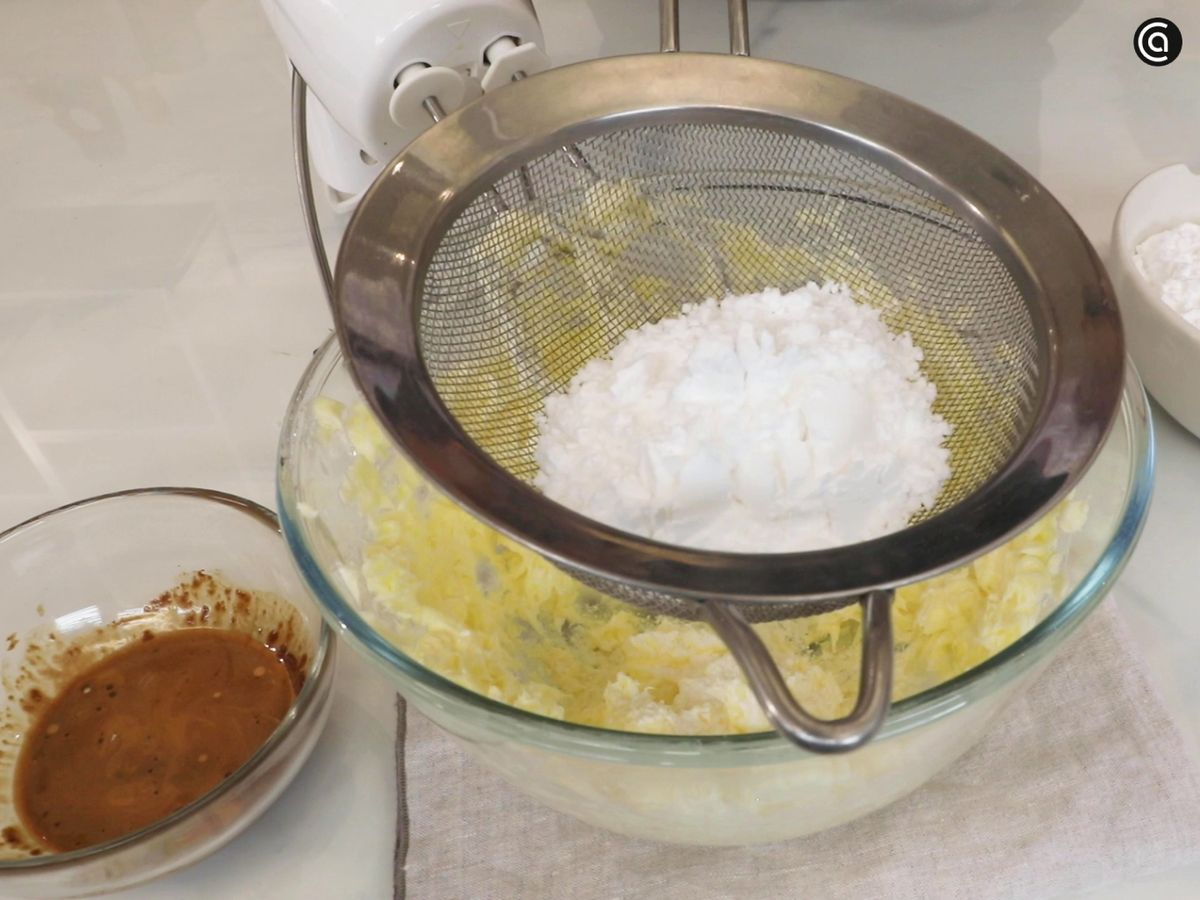 Añade el azúcar glas tamizado a tu tarta de capuchino, poco a poco, sin dejar de batir