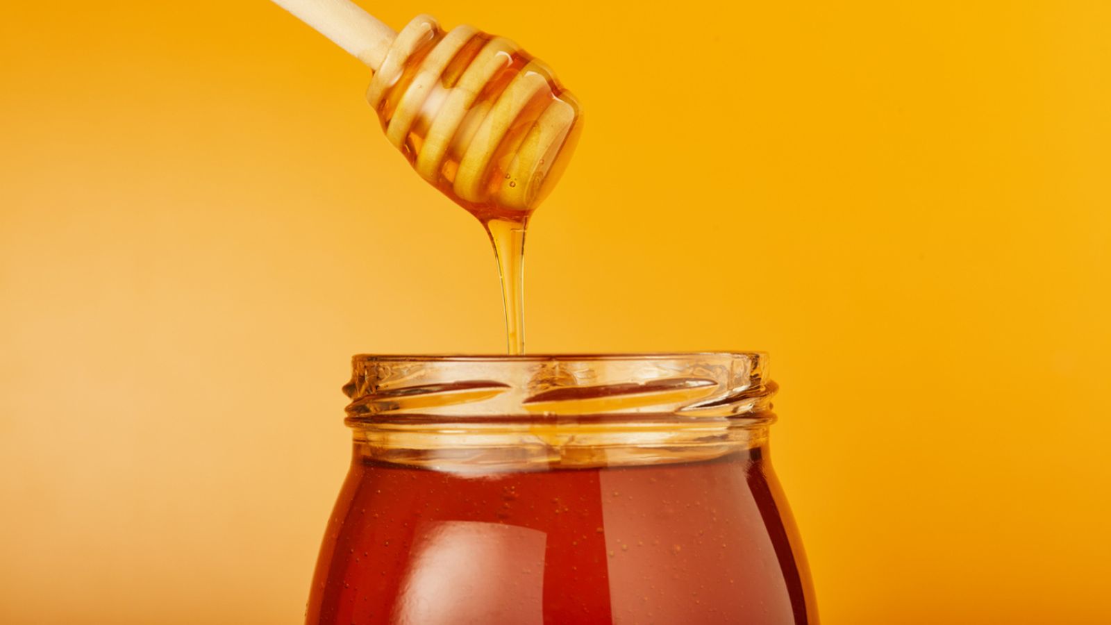 ¿Miel auténtica o adulterada? La textura y el color son pistas clave.