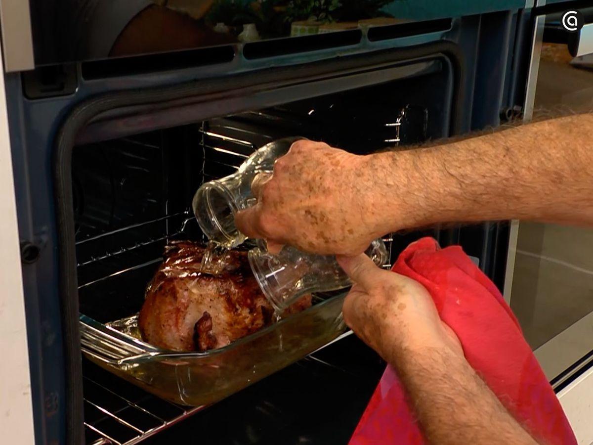 Introduce el lomo de cerdo en el horno y cocina