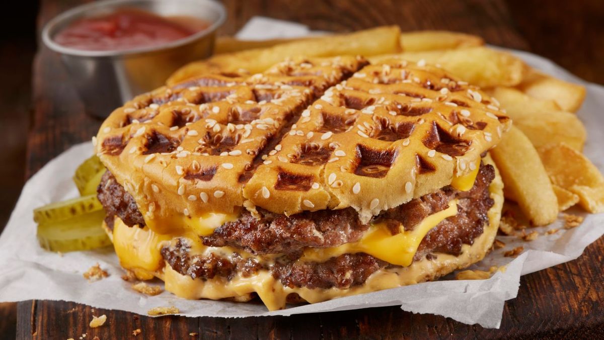 Hamburguesa tostada en la gofrera