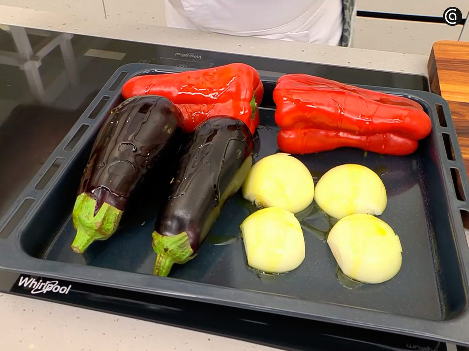 En esta receta, Karlos Arguiñano asa al horno berenjenas, pimientos y cebollas