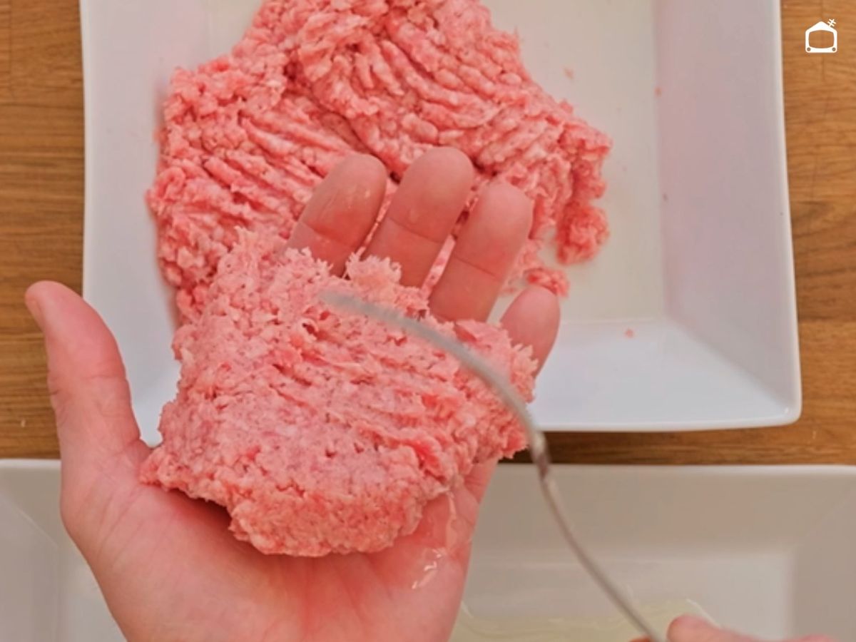 Salpimenta y da forma a las hamburguesas