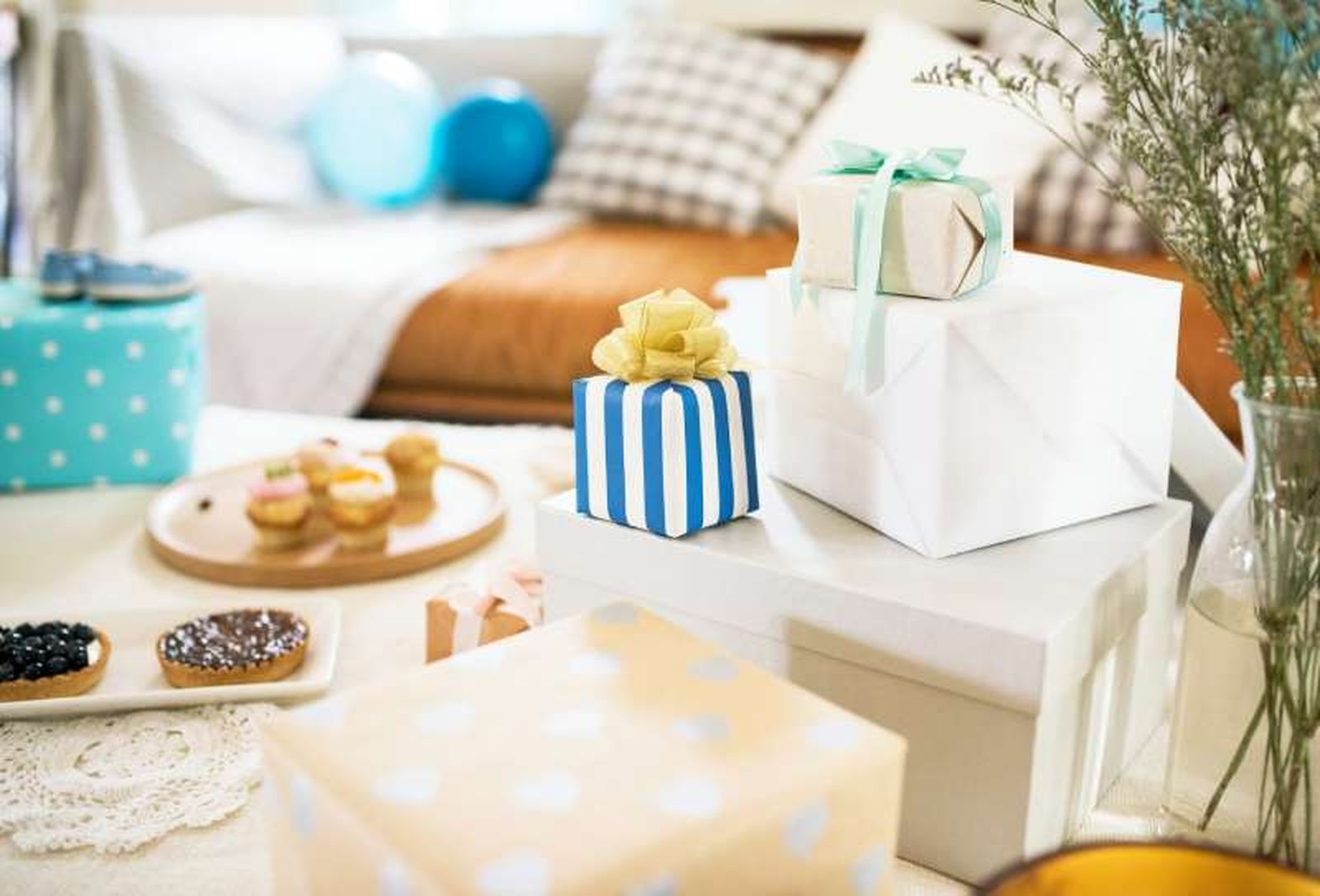 Regalos con flor hecha con lazo para una babyshower. Regalos con flor hecha con lazo para una babyshower.