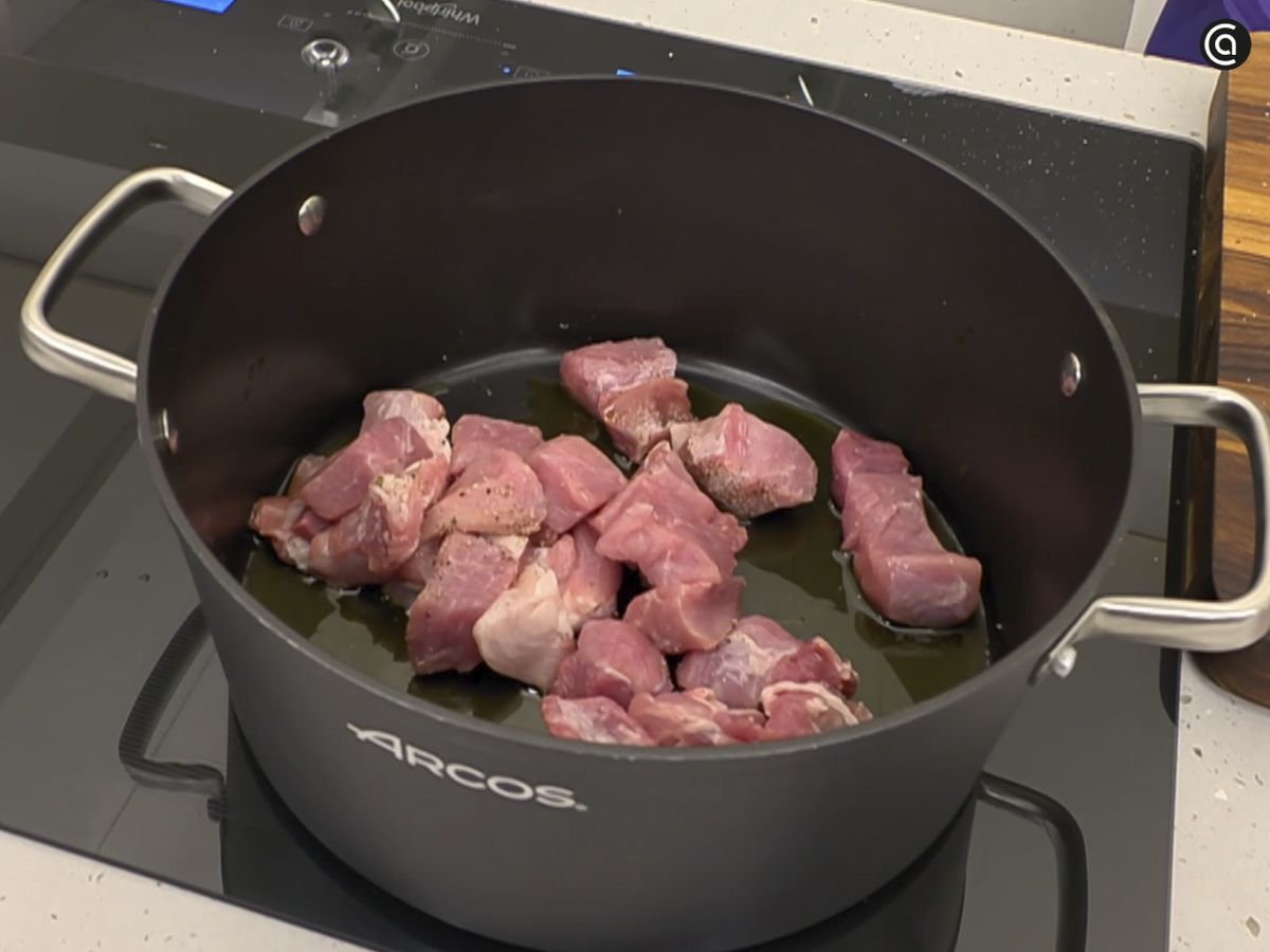 Añade sal y pimienta a la carne de cerdo y dórala por todos los lados