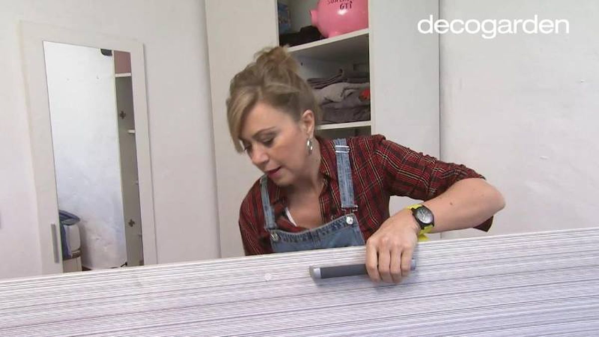 Quitar las puertas del armario.