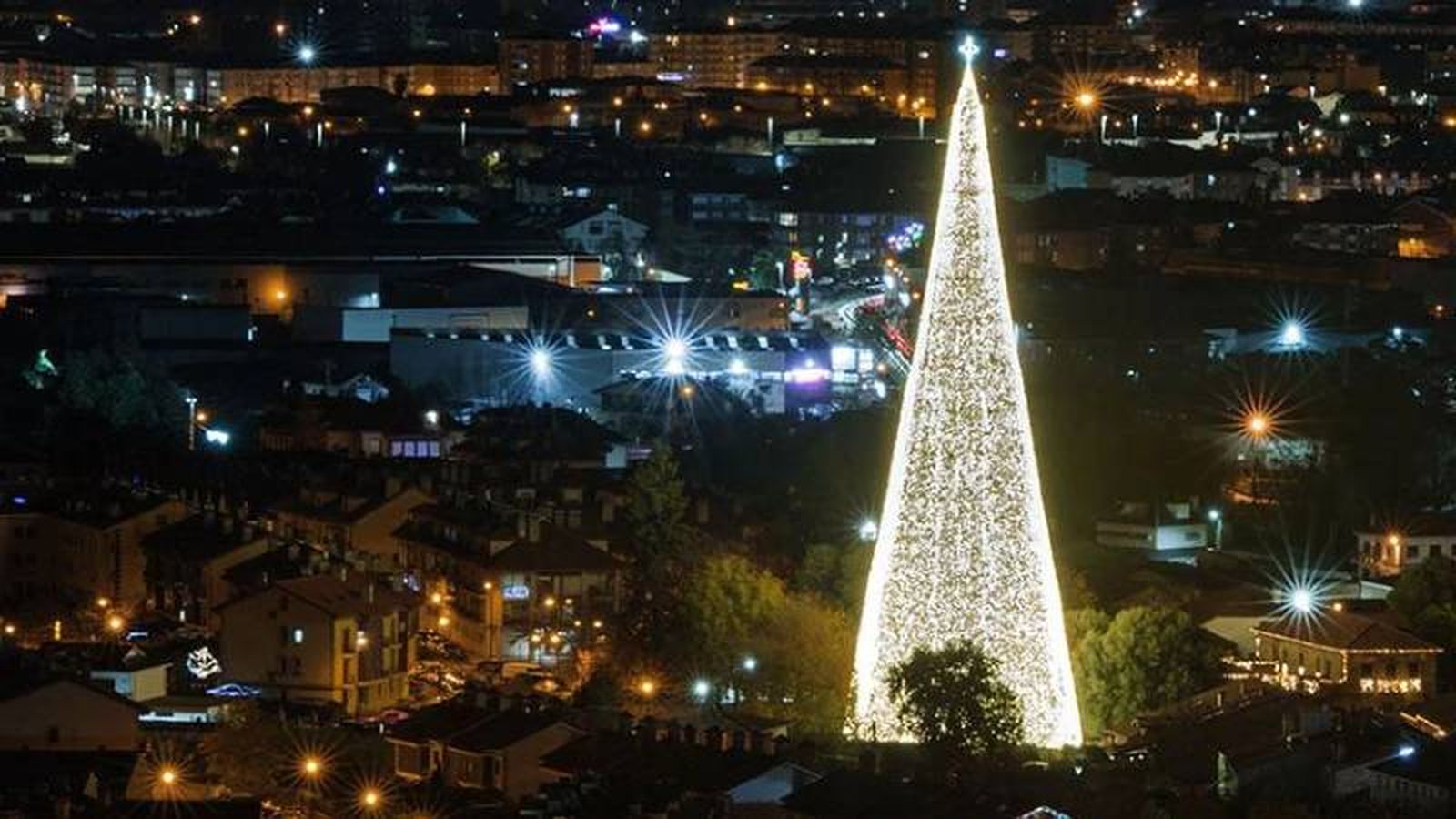Árbol de Navidad más grande de Europa. Árbol de Navidad más grande de Europa.