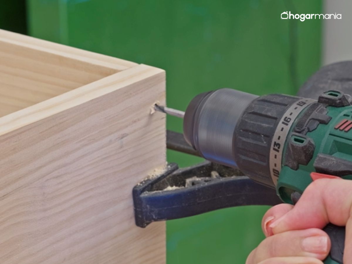 Taladramos y unimos las piezas con tirafondos para formar la estructura.