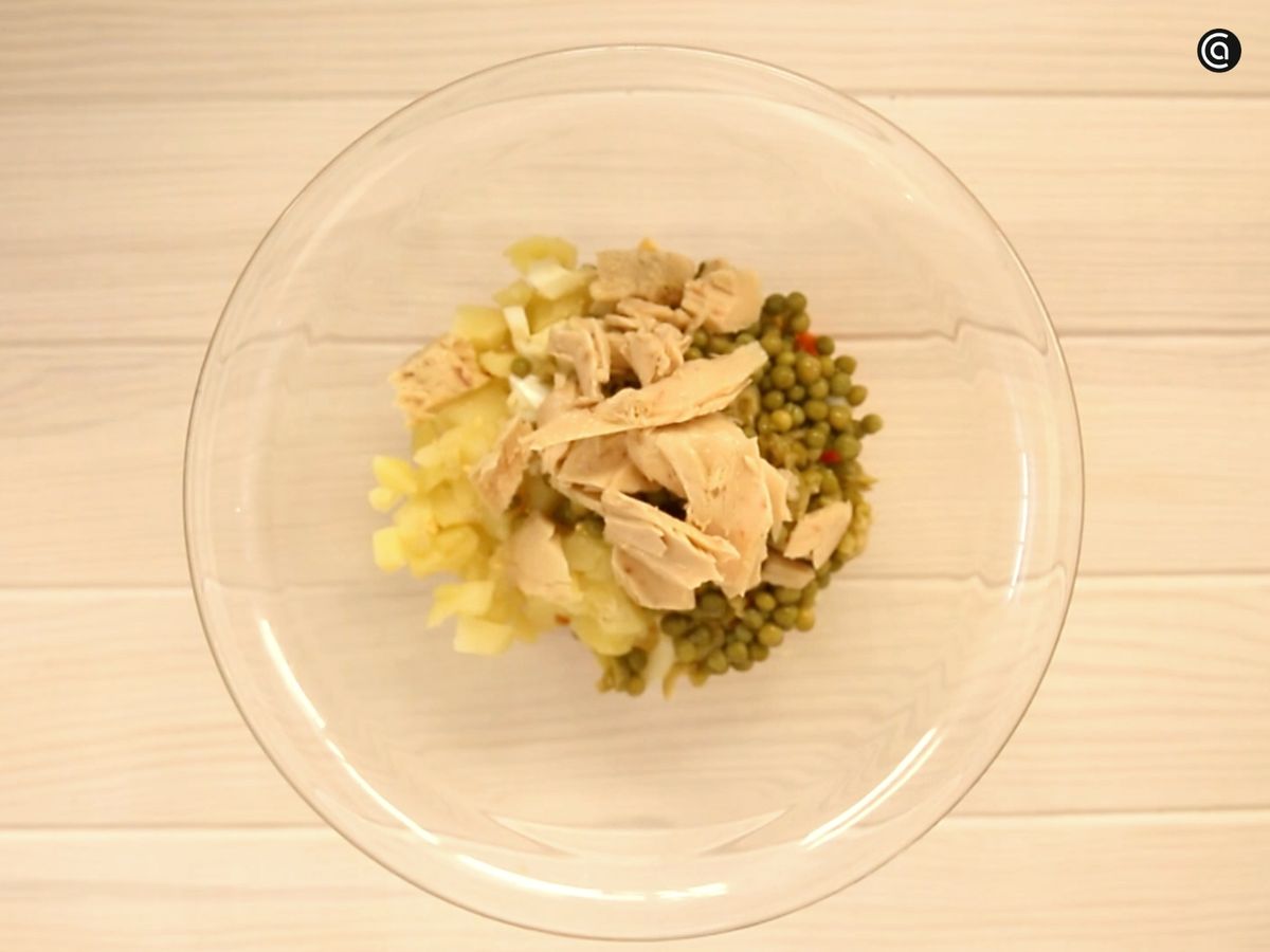 Agrega todos los ingredientes a un cuenco