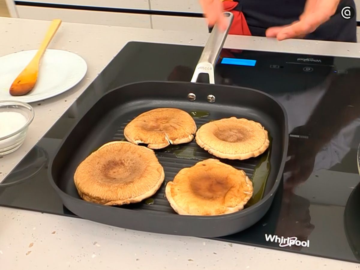 Pon las setas shiitake en la plancha hasta dorarlas