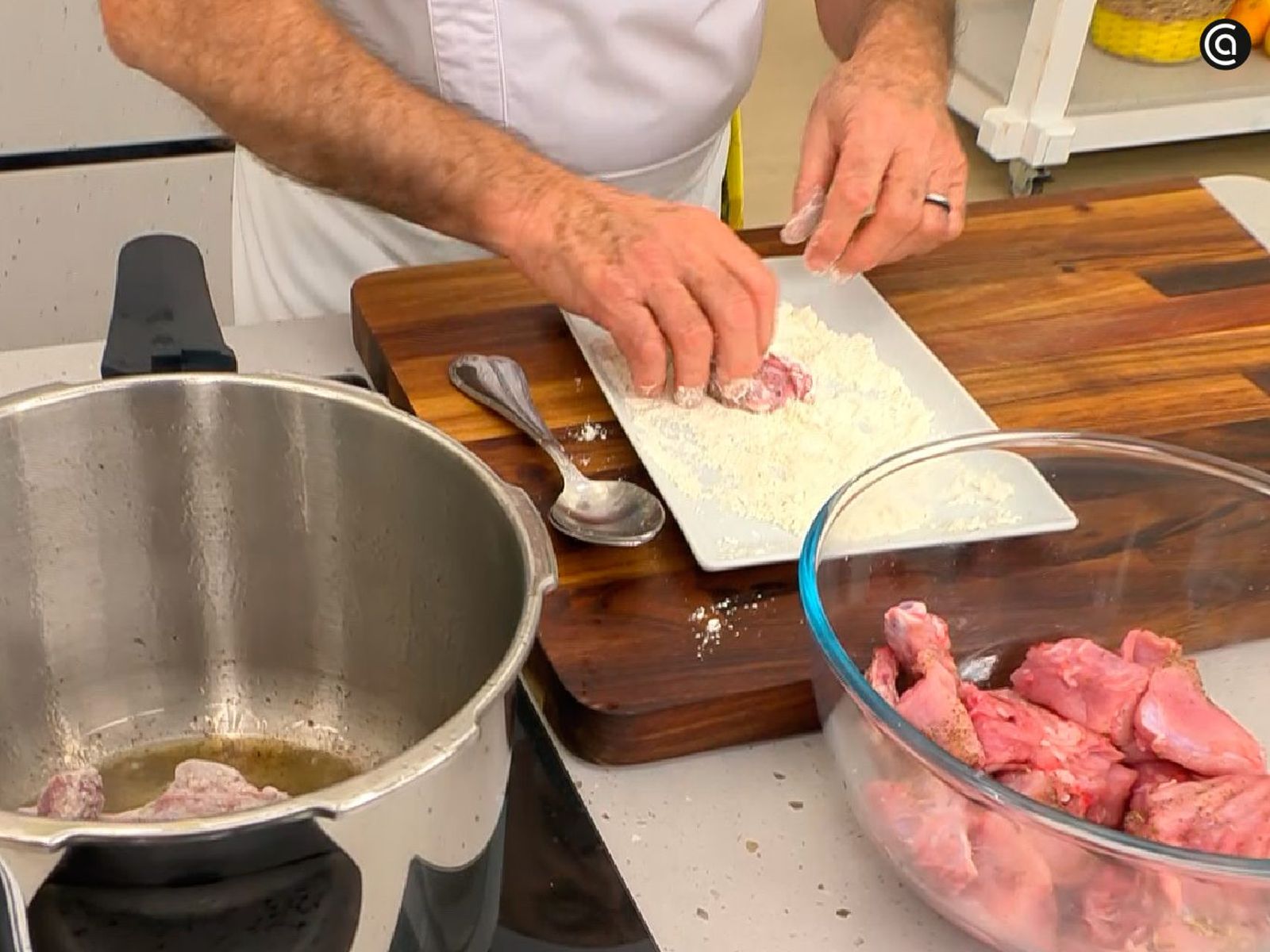 Pasa los trozos de conejo por harina