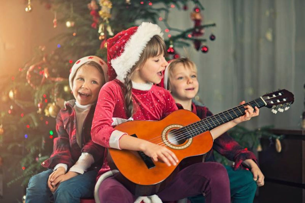 Niños cantando villancicos en Navidad