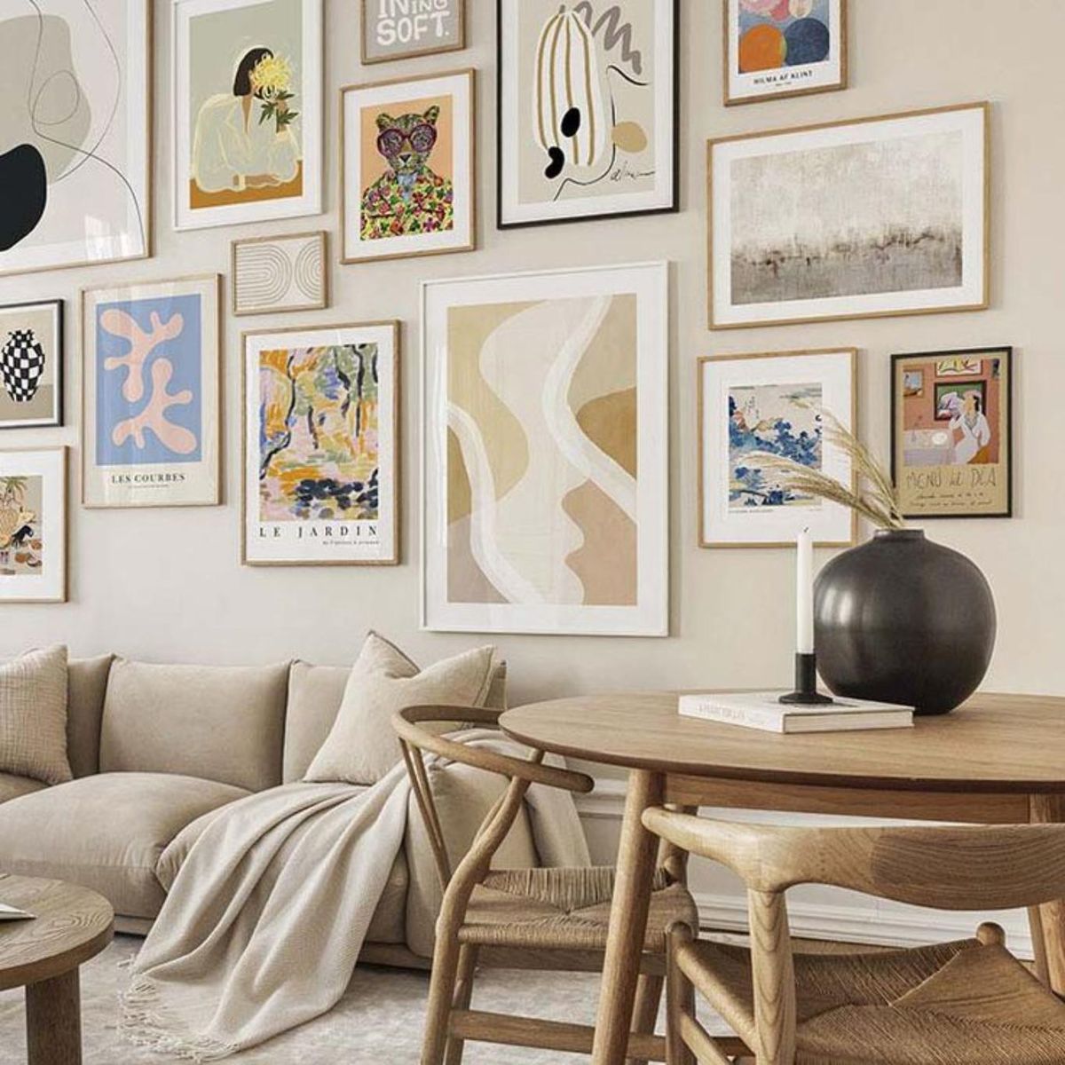 Pared del salón decorada con ilustraciones modernas.