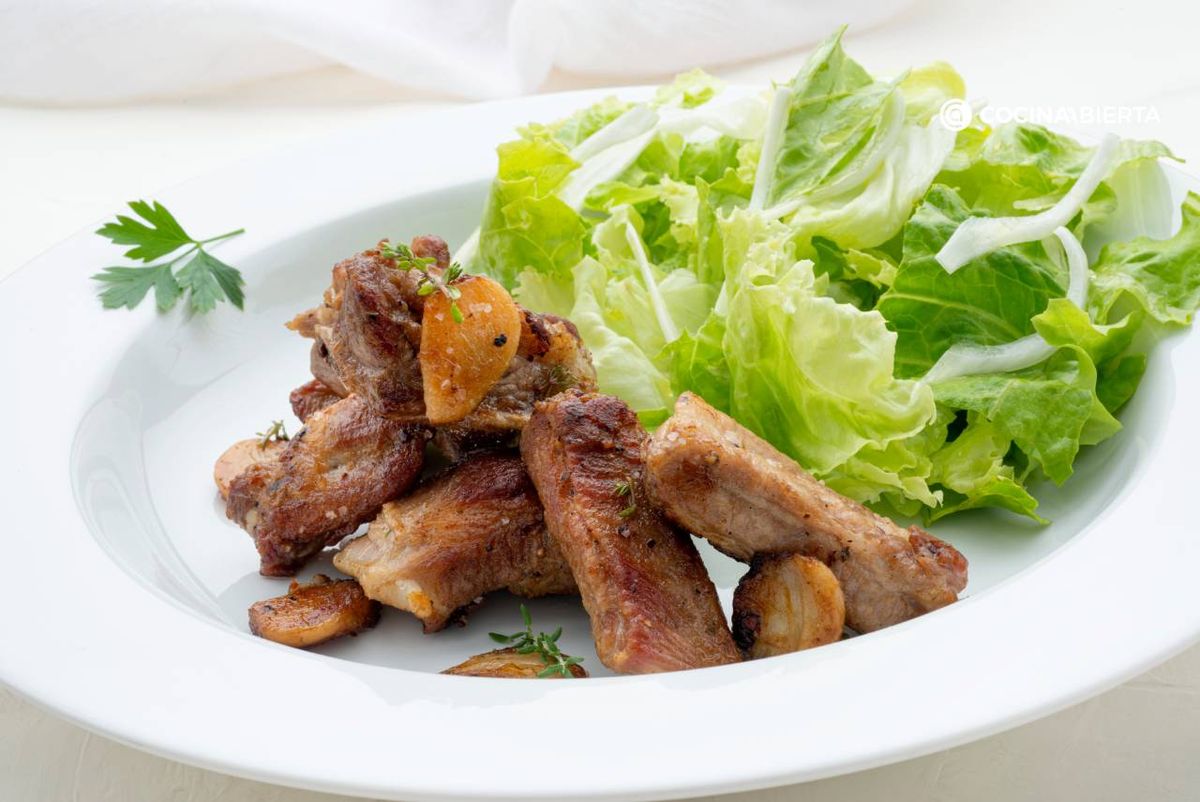Exquisitas costillas de cerdo al ajillo de Karlos Arguiñano
