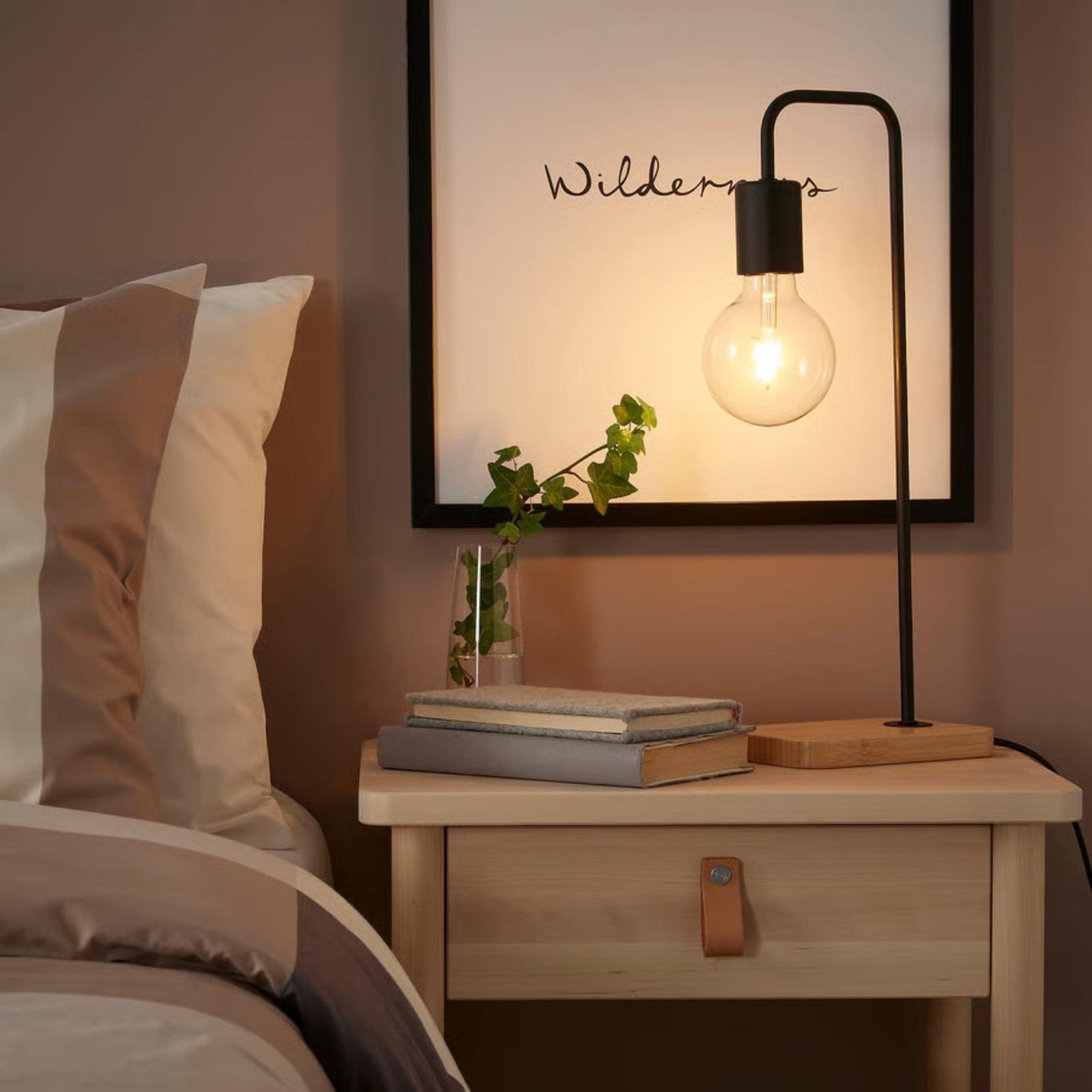Lámpara de sobremesa TVÄRHAND de IKEA. Lámpara de sobremesa TVÄRHAND de IKEA.