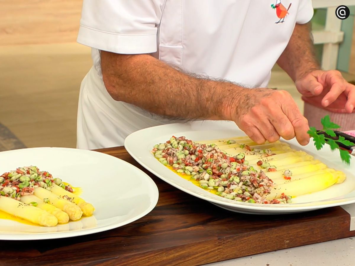 Sirve la vinagreta de habitas tiernas sobre los espárragos frescos cocidos