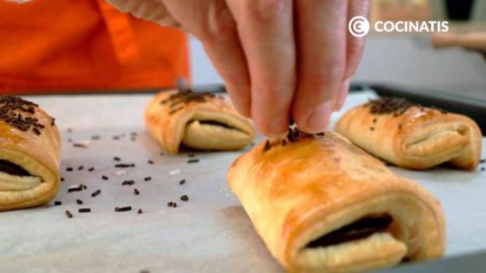Espolvorea los fideos de chocolate por encima Receta de napolitanas de chocolate paso 5