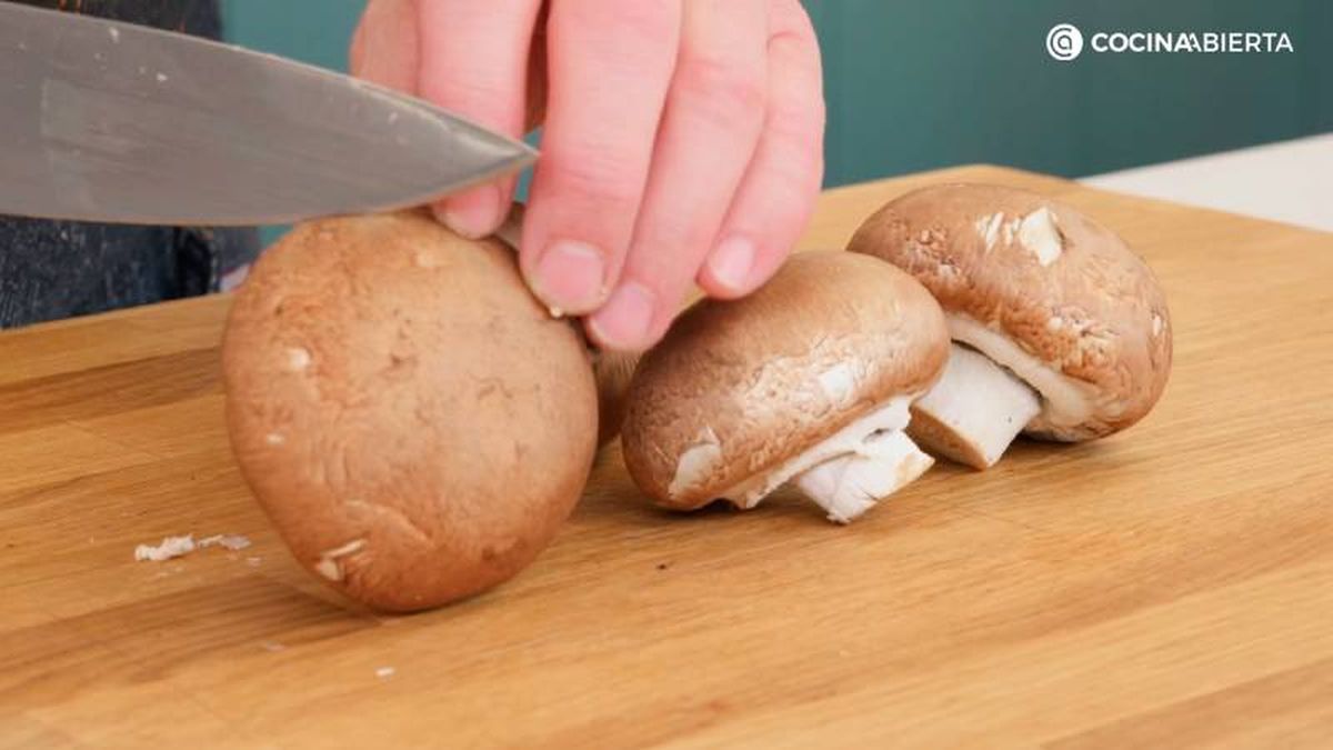 Pica el puerro y la cebolleta y trocea las setas