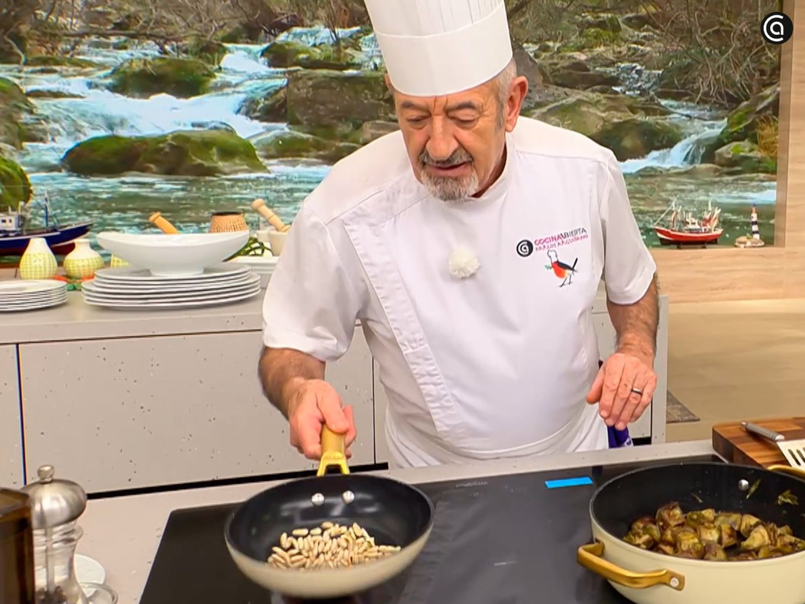 Pon los piñones en la sartén y tuéstalos hasta que tomen color