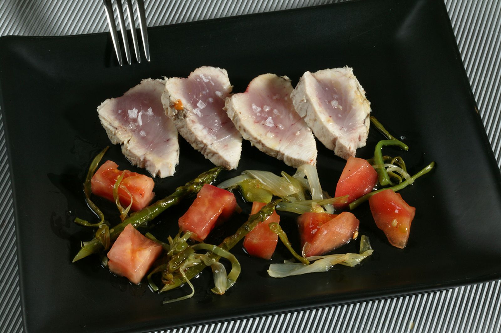 Bonito escaldado con verduras y tomate al orégano