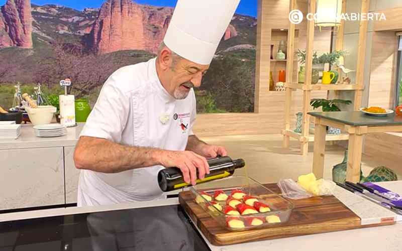 Rocía los pimientos rellenos con un poco de aceite y hornéalos Rocía los pimientos rellenos con un poco de aceite y hornéalos