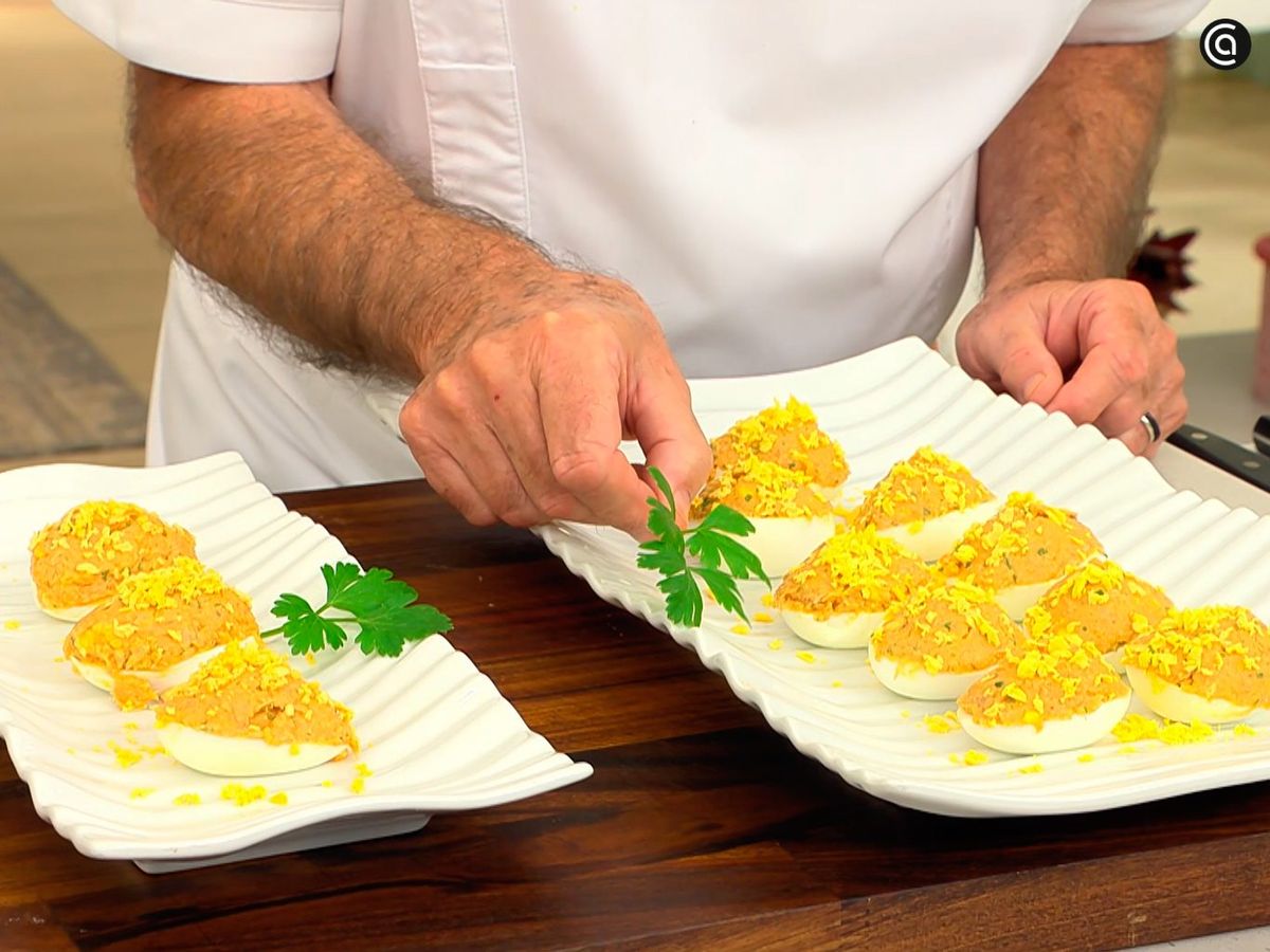 Ralla las yemas sobre los huevos rellenos de atún