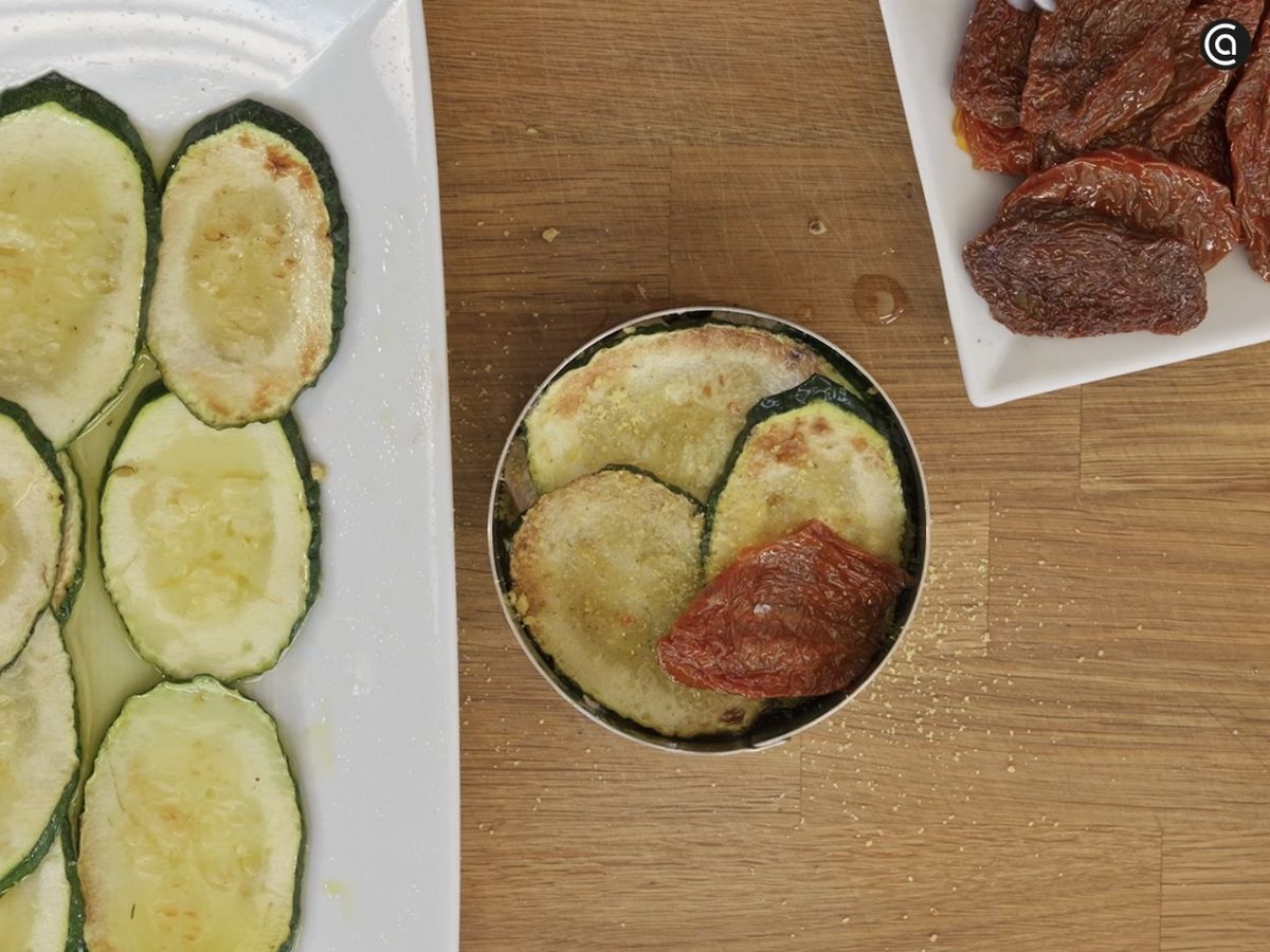 Monta el pastel de calabacín y atún