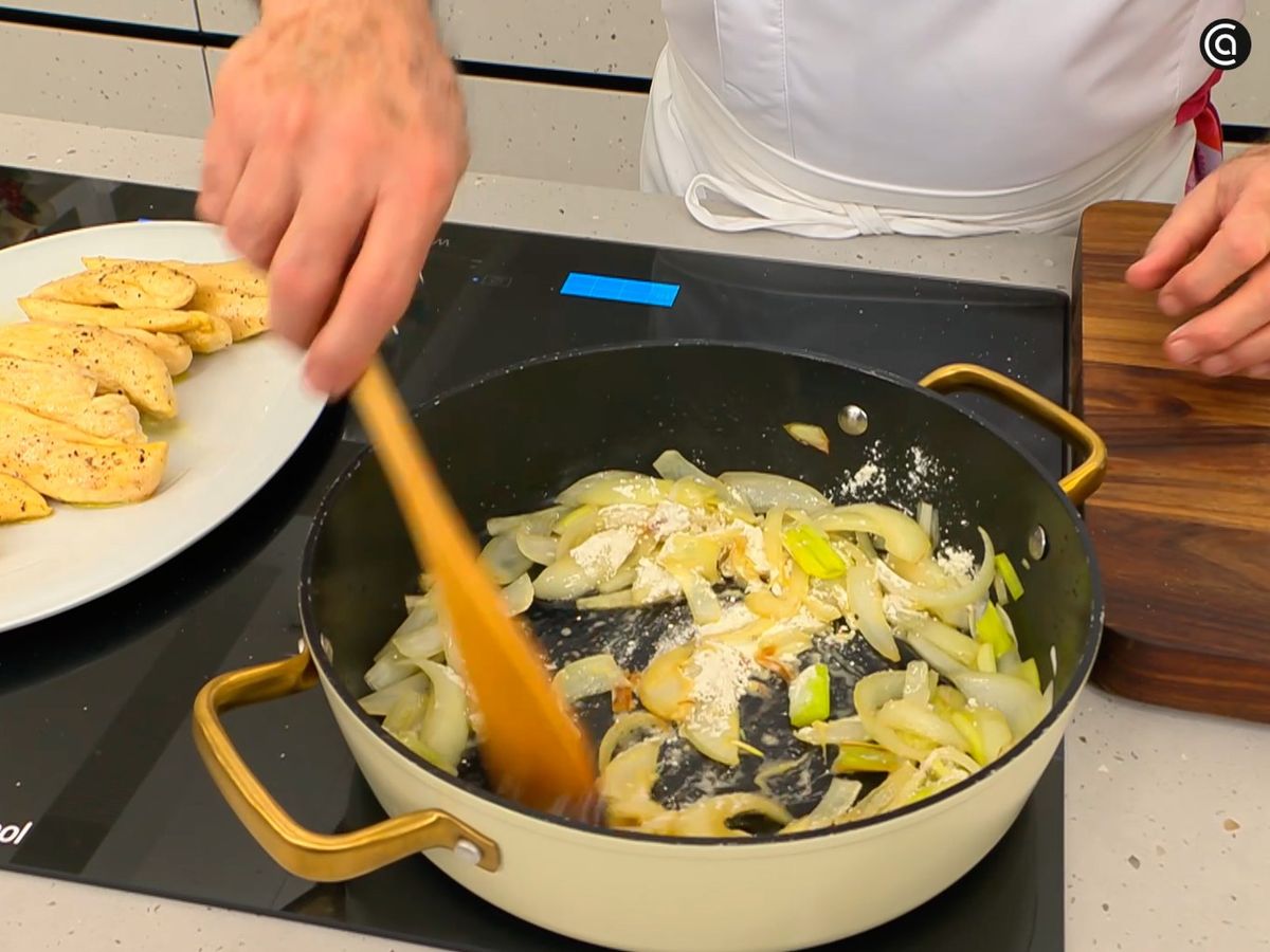 Sofríe el puerro junto con la cebolla y incorpora la harina a continuación