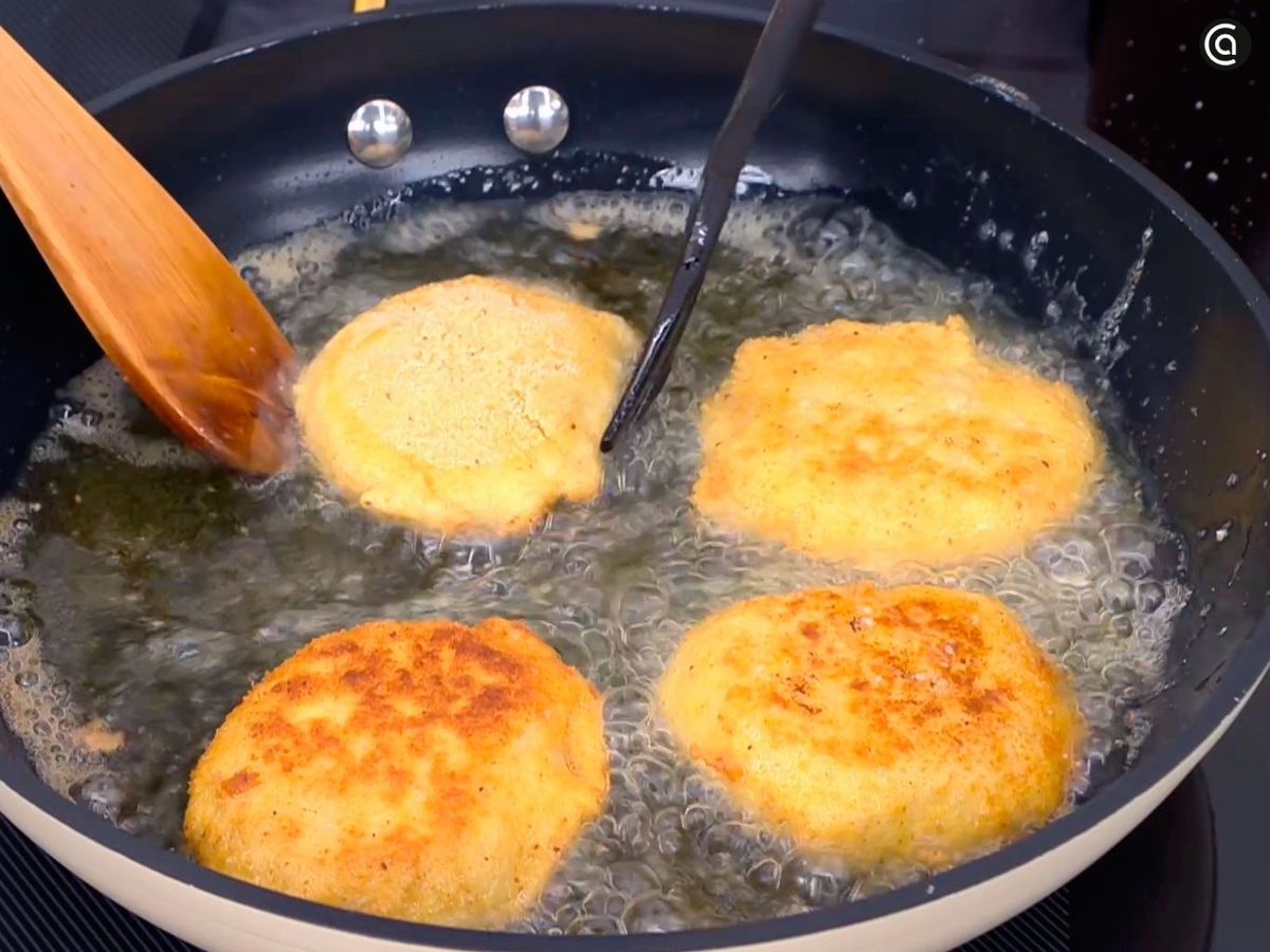 Freír los nuggets de merluza y garbanzos
