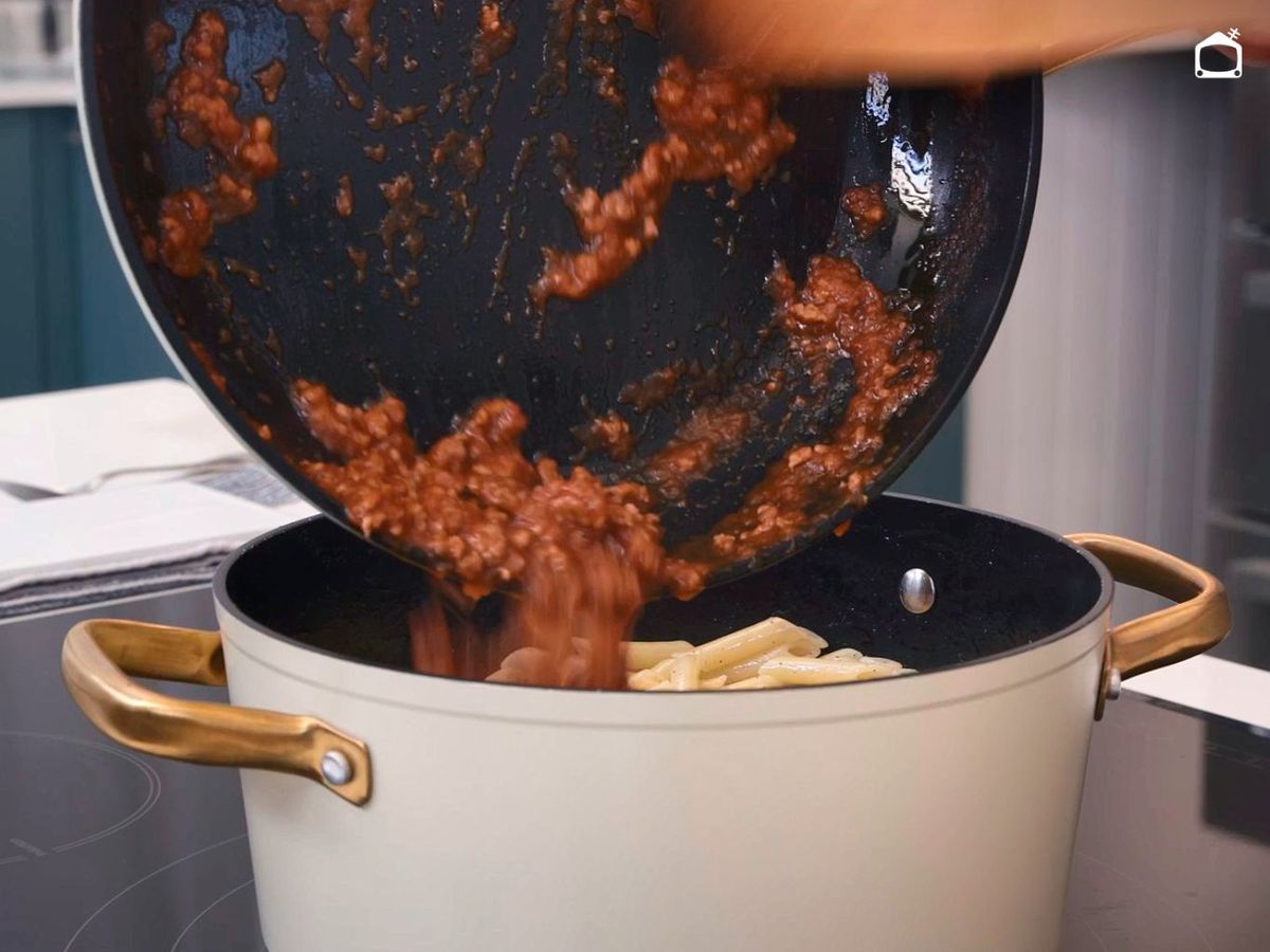 Añade la salsa de carne a los macarrones para hacerlos con bechamel
