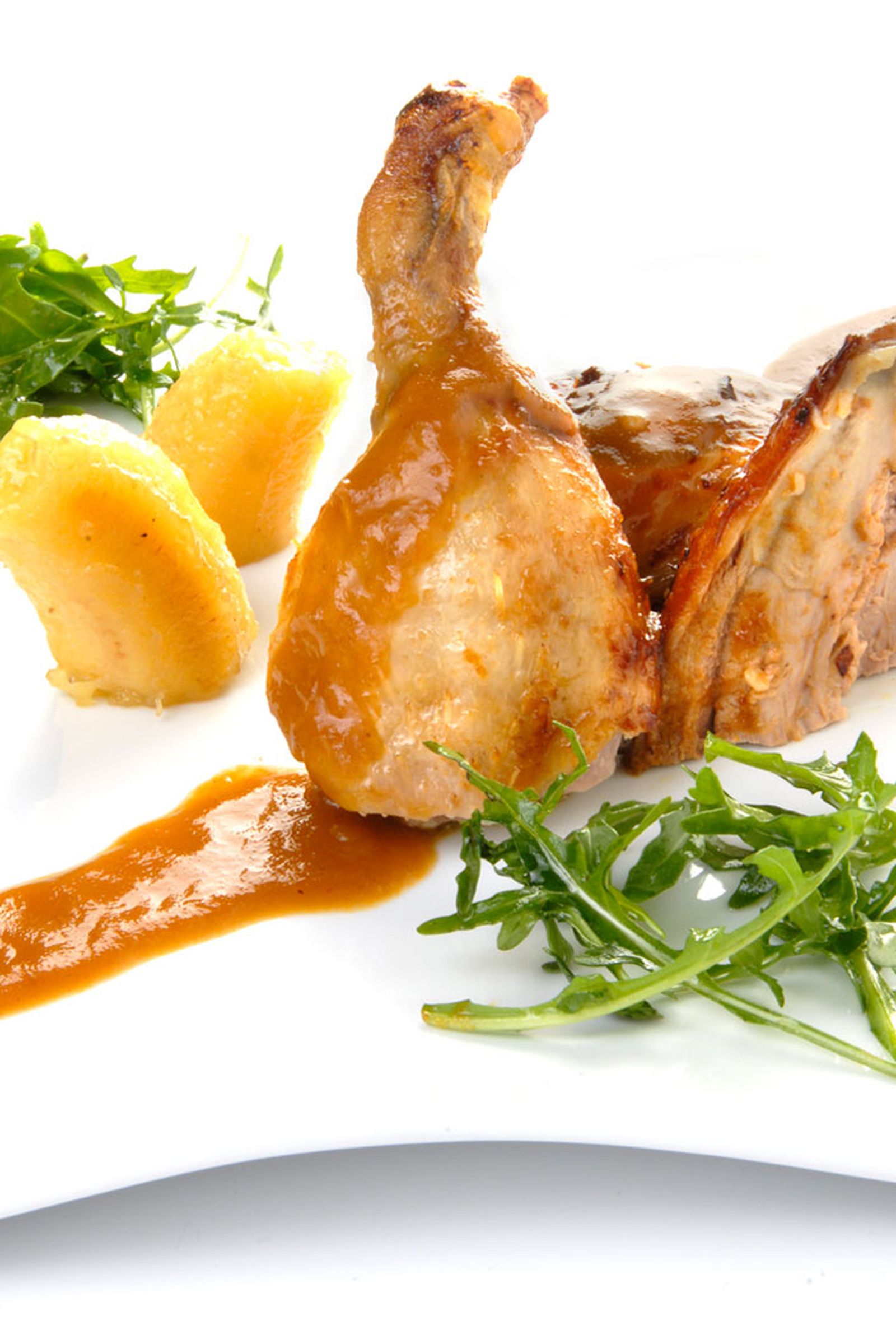 Pato asado a la naranja con plátano y rúcula