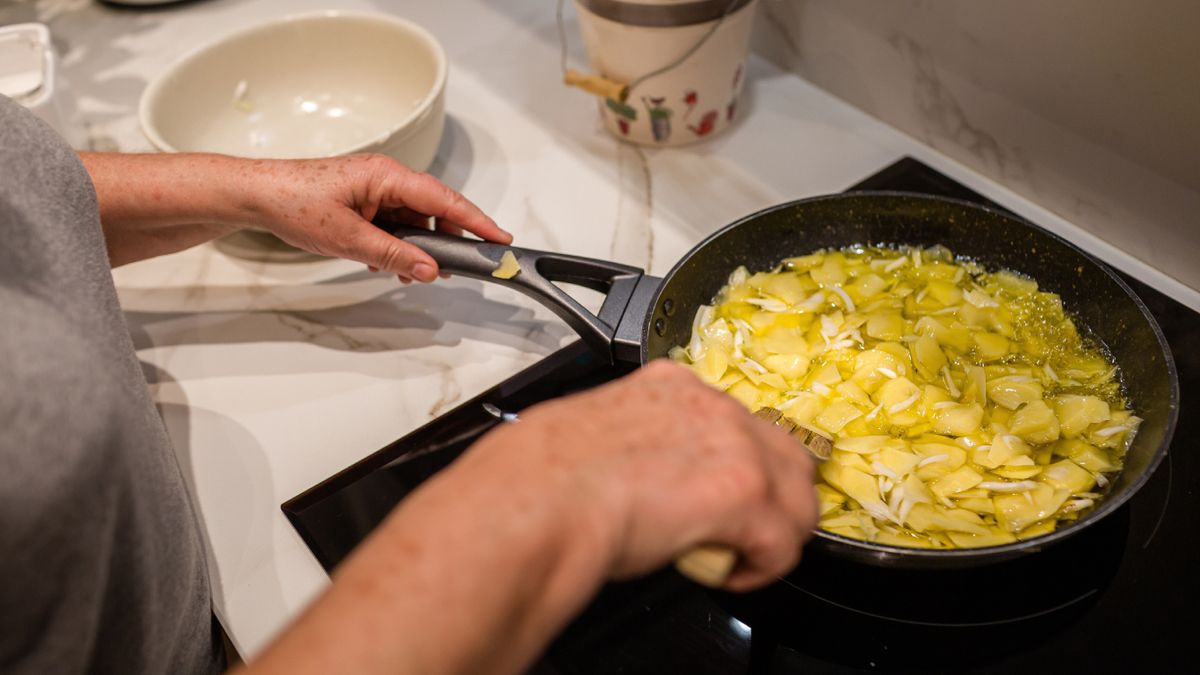 Las láminas finas se cocinan rápido y se funden con el huevo, creando tortillas melosas.