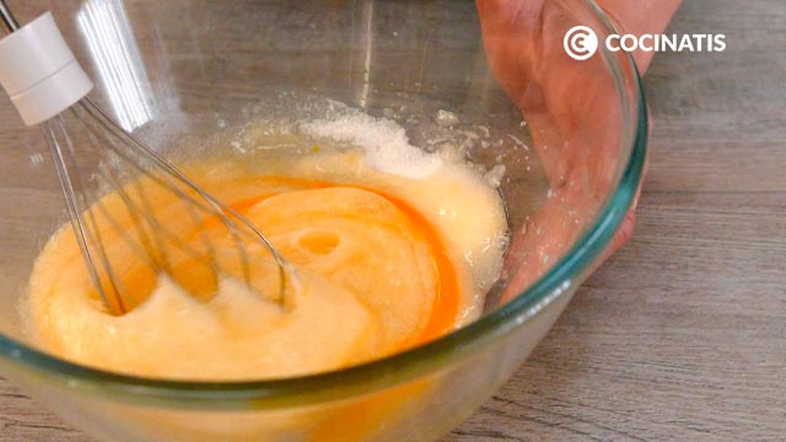 Bate los huevos y el azúcar Receta de magdalenas de calabaza, chocolate y nueces paso 3