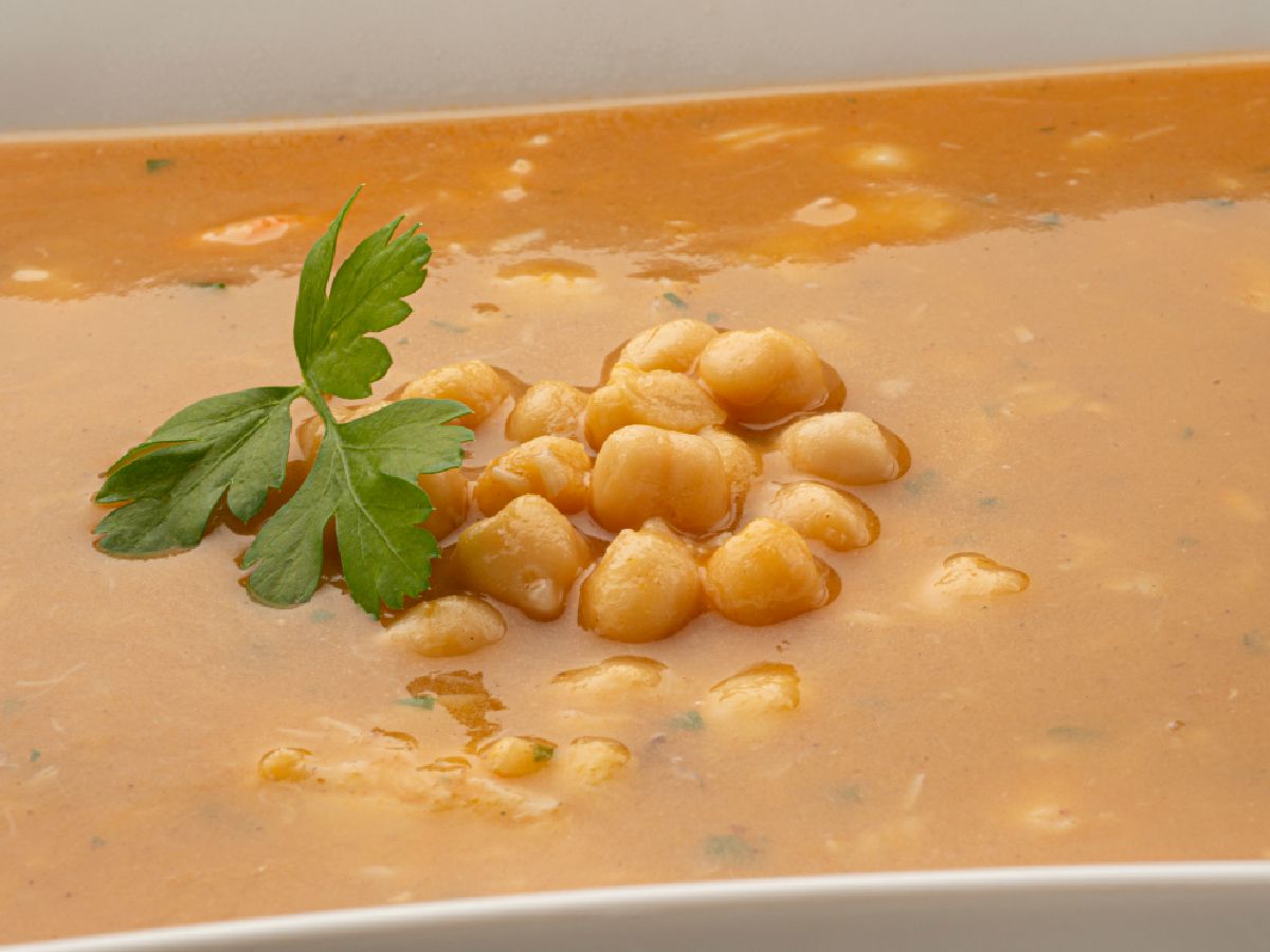 Sopa de pescado con garbanzos, una receta de Karlos Arguiñano