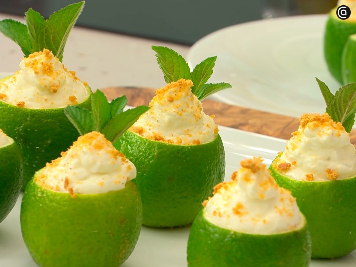 Sirve la mousse helada de lima limón con trocitos de galleta