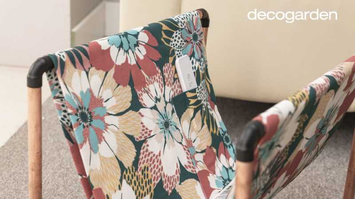 Revistero casero con tela floral.