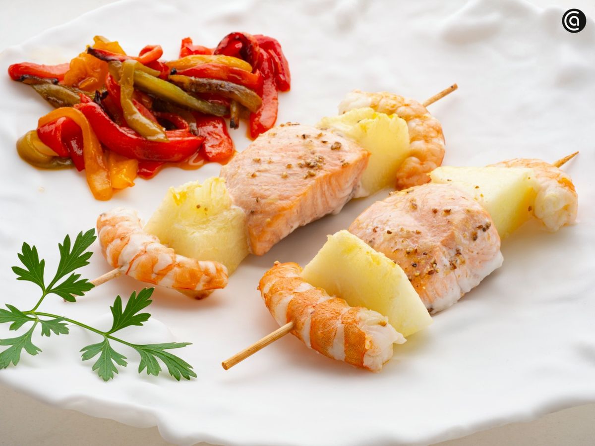 Brocheta de salmón, melón y langostinos, receta fácil de Arguiñano