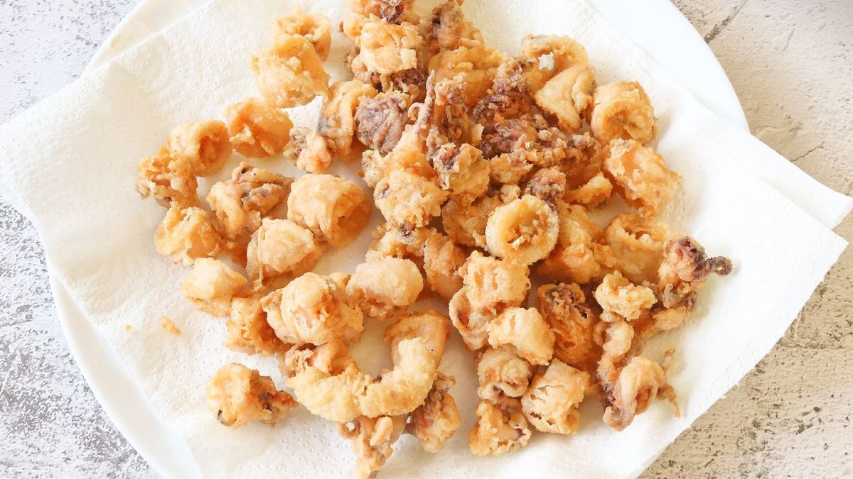 chipirones fritos sobre papel absorbente