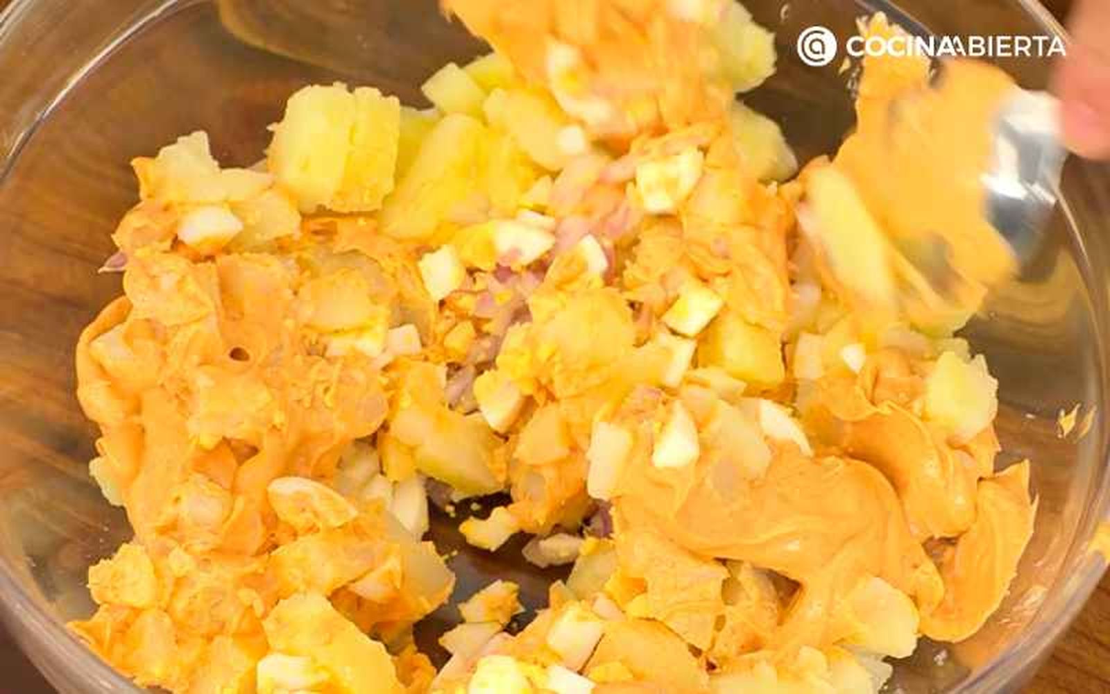 Mezcla los ingredientes para la ensaladilla Mezcla los ingredientes para la ensaladilla