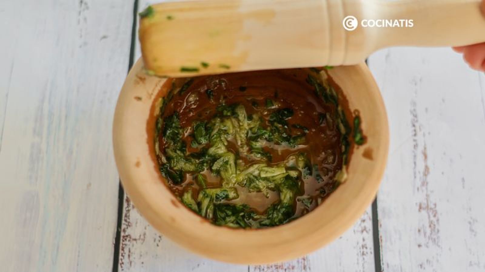 Salsa de ajo y perejil en mortero recién hecha Salsa de ajo y perejil en mortero recién hecha