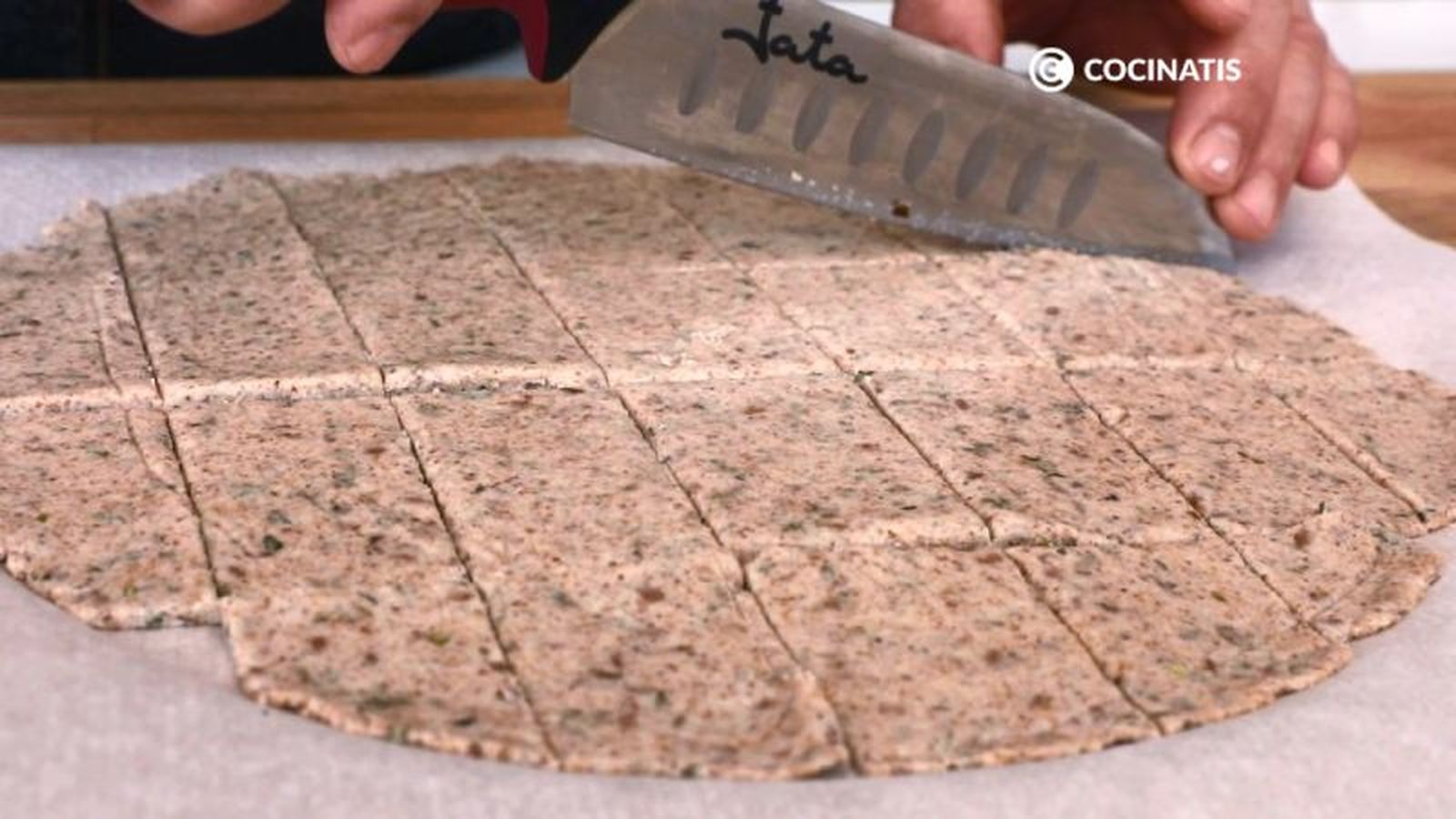 Estiramos y cortamos la masa de los crackers en cuadrados Estiramos y cortamos la masa de los crackers en cuadrados