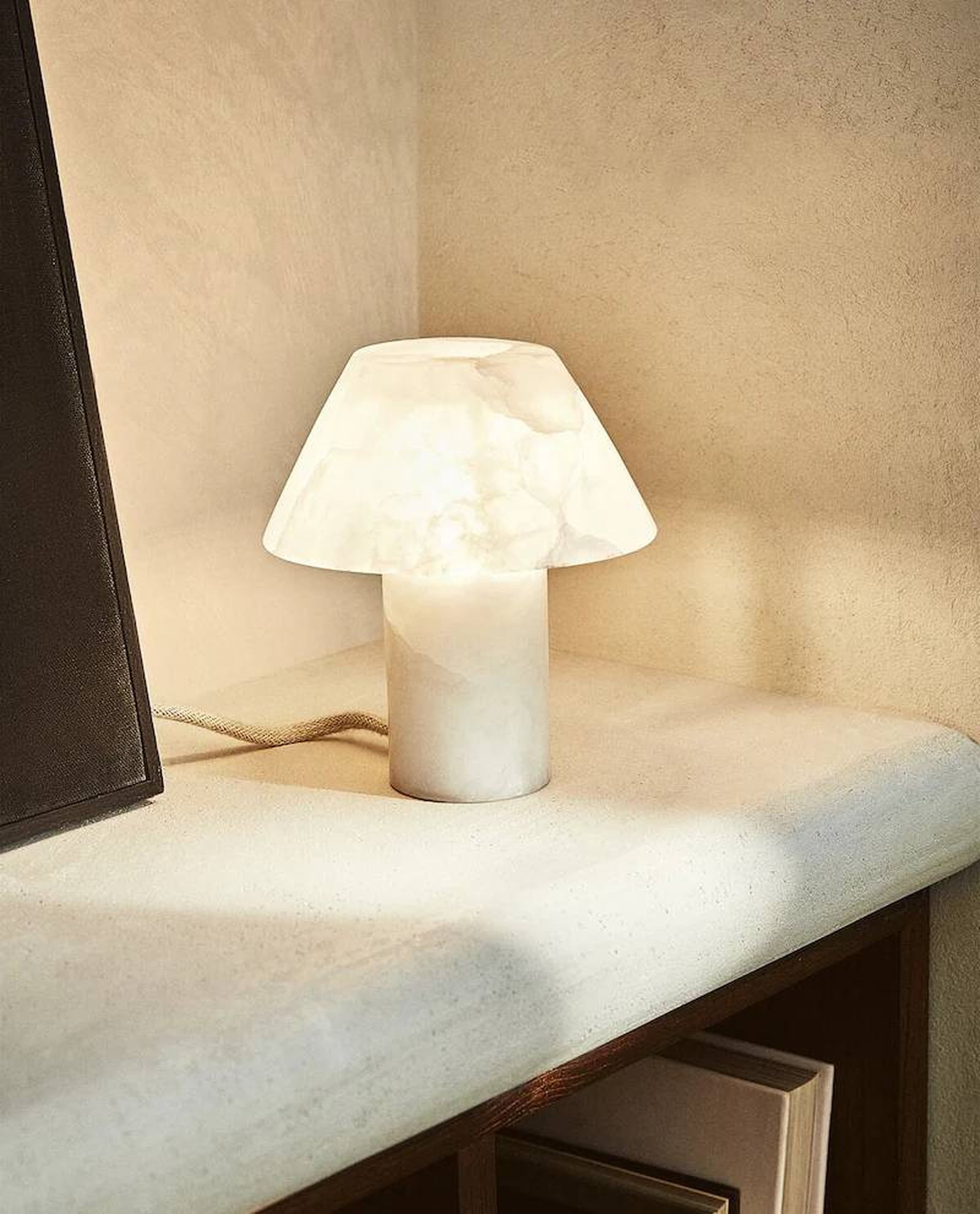 Lámpara de mesa de alabastro. Lámpara de mesa de alabastro.
