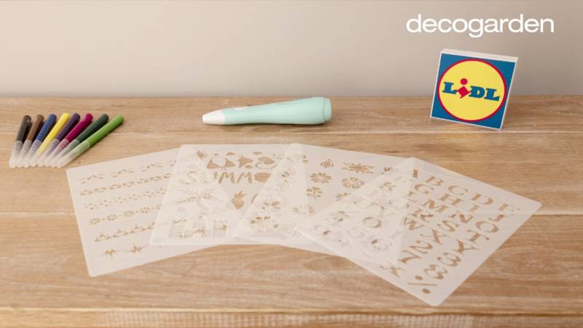 Aerógrafo, plantillas y rotuladores sobre la mesa.