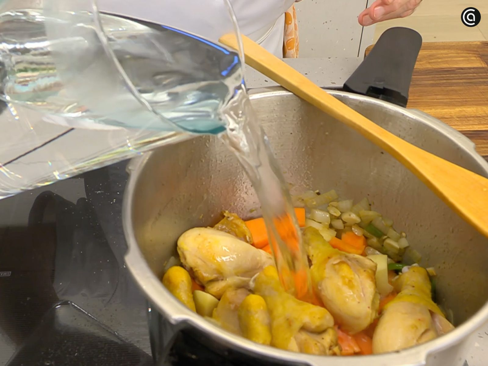 Añade los jamoncitos de pollo a la olla junto con la patata y la calabaza, y cocina