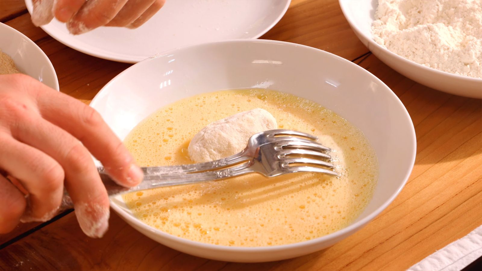 Para unas croquetas perfectas, forma cada una con la bechamel reposada y rebózalas en harina, huevo y pan rallado antes de freírlas Para unas croquetas perfectas, forma cada una con la bechamel reposada y rebózalas en harina, huevo y pan rallado antes de freírlas