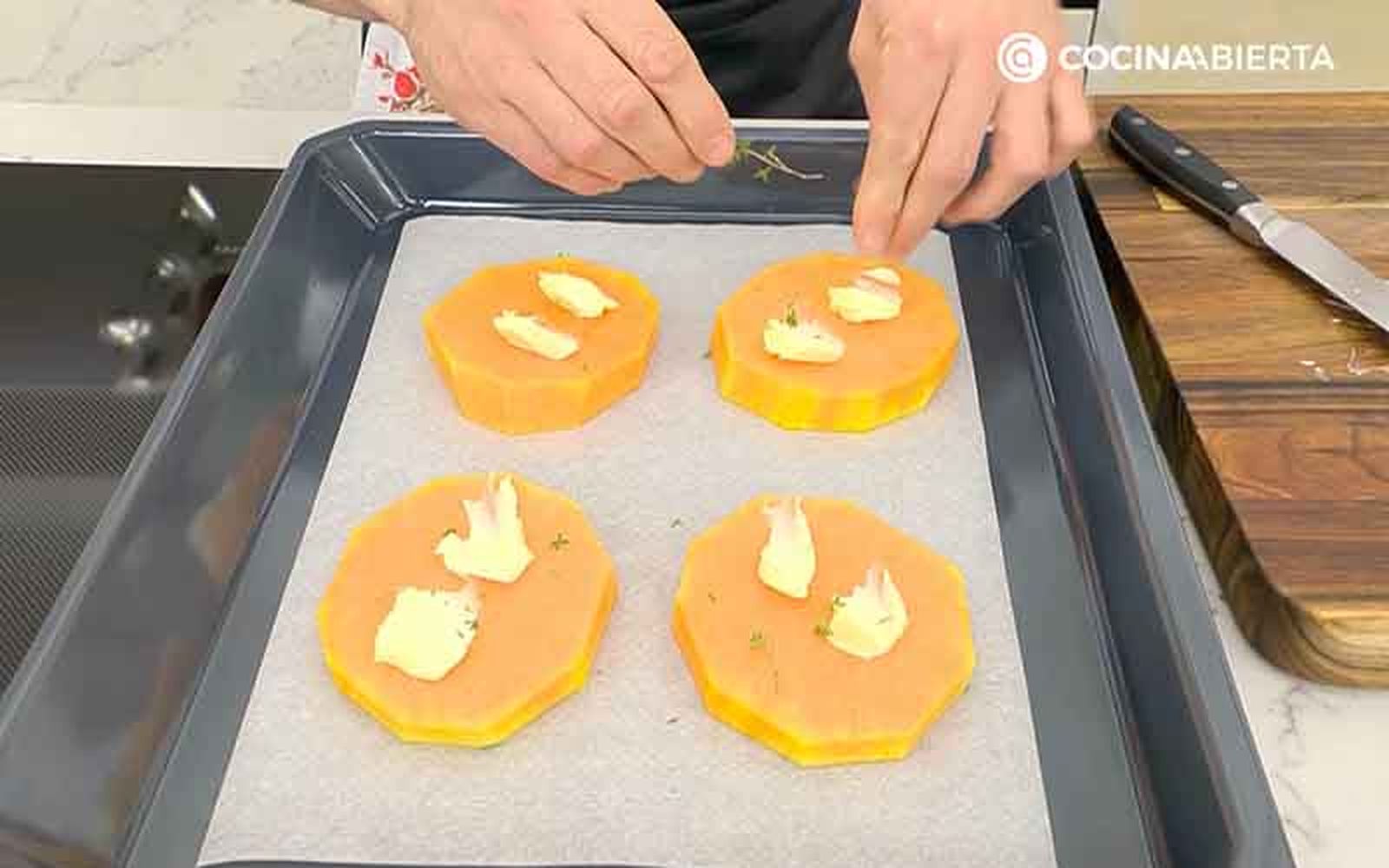 Hornea las rodajas de calabaza con mantequilla Hornea las rodajas de calabaza con mantequilla