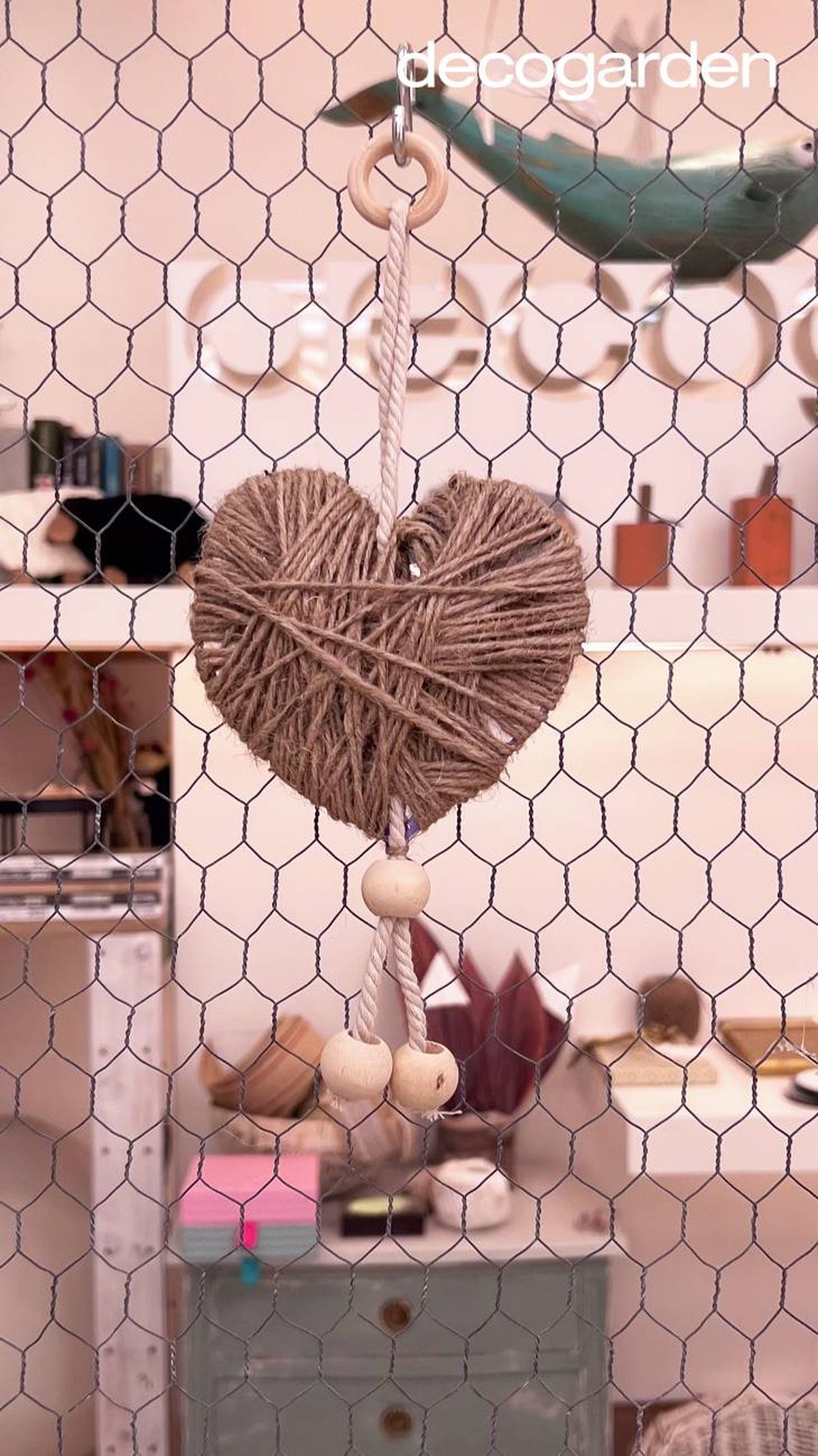 Adorno colgante de corazón hecho con CD reutilizado.