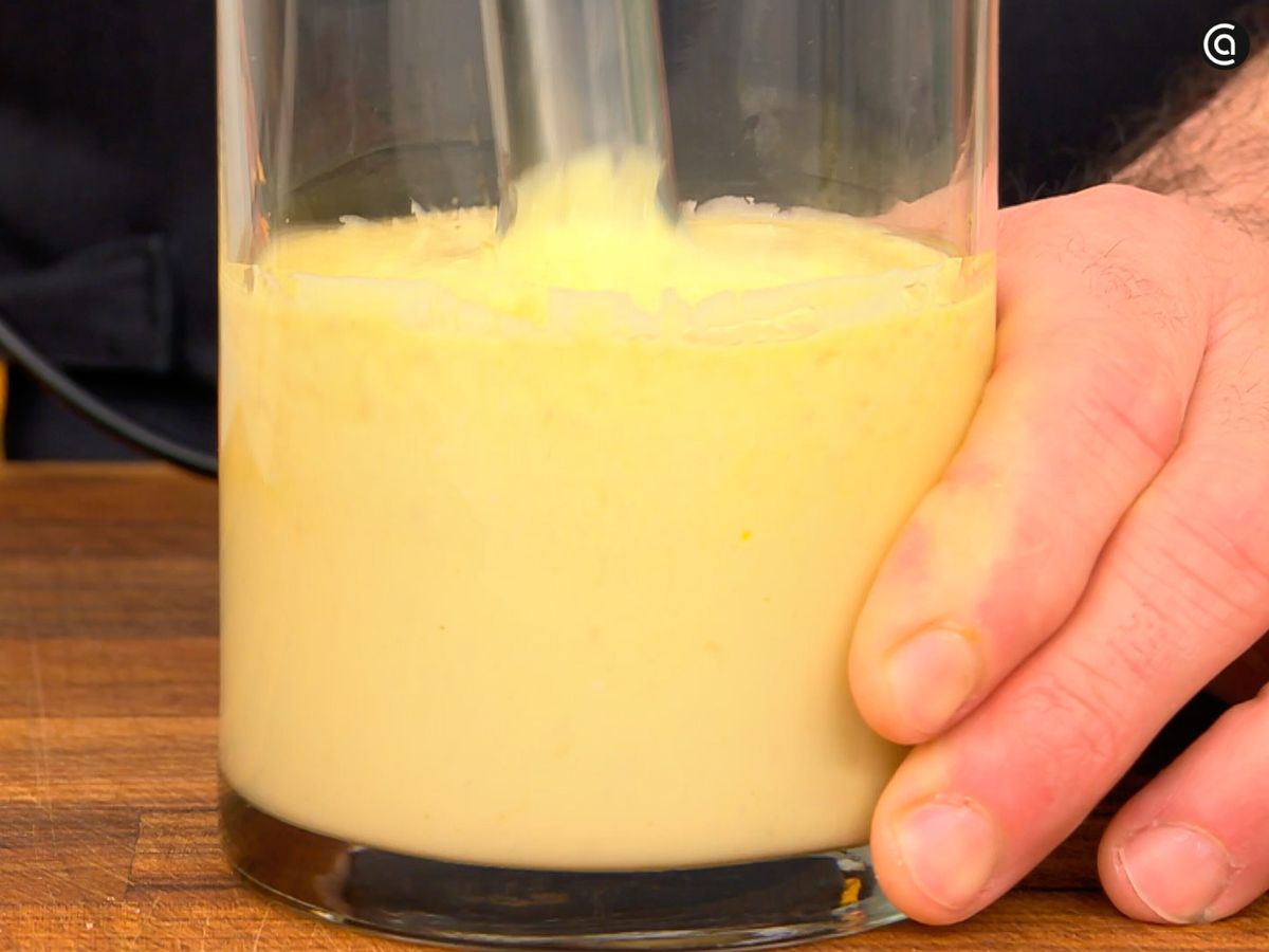 Tritura los ingredientes hasta conseguir una salsa cremosa