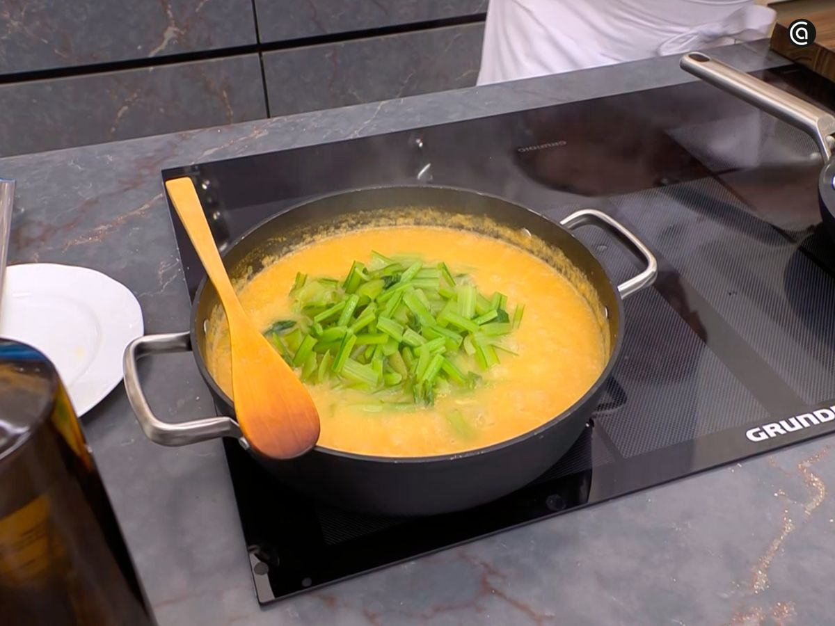 Incorpora todos los ingredientes del arroz