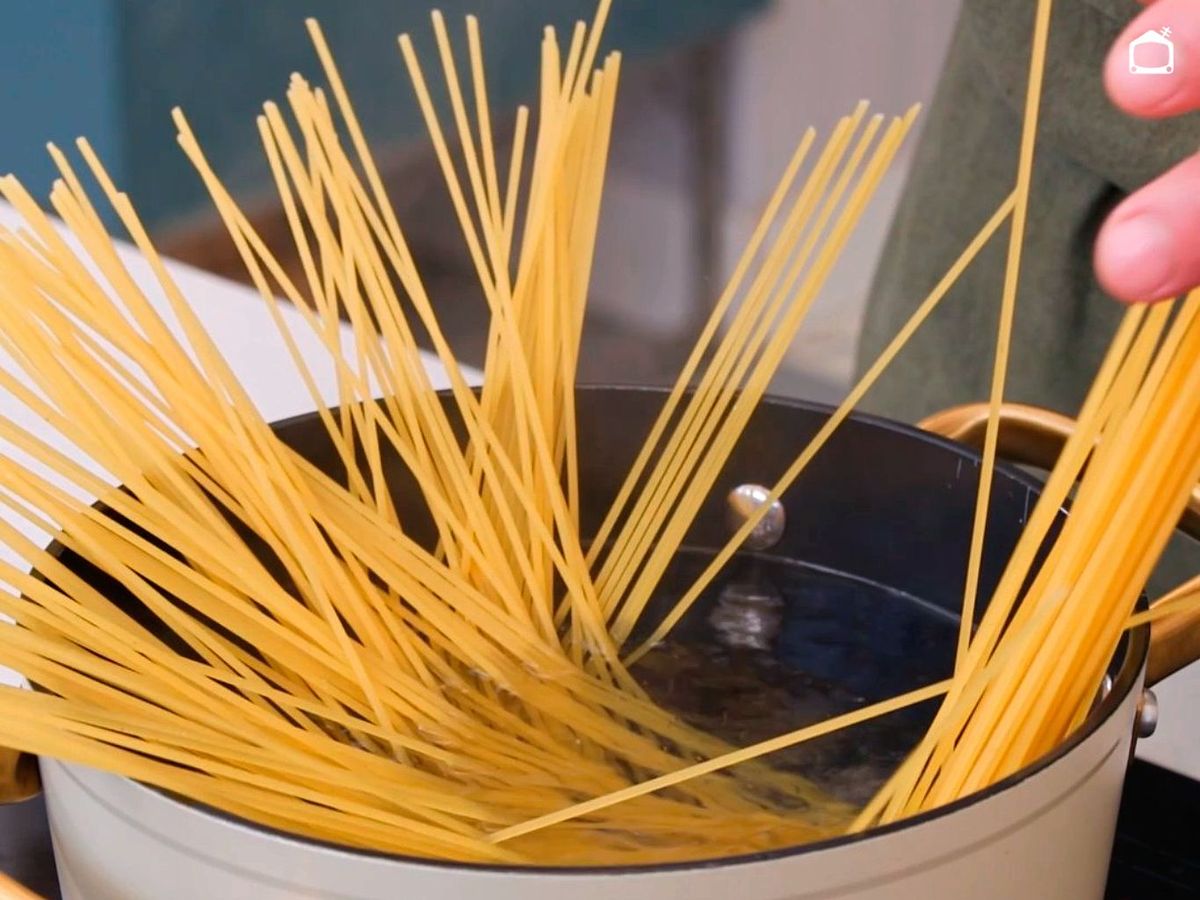 Cocer los espaguetis para hacer a la amatriciana