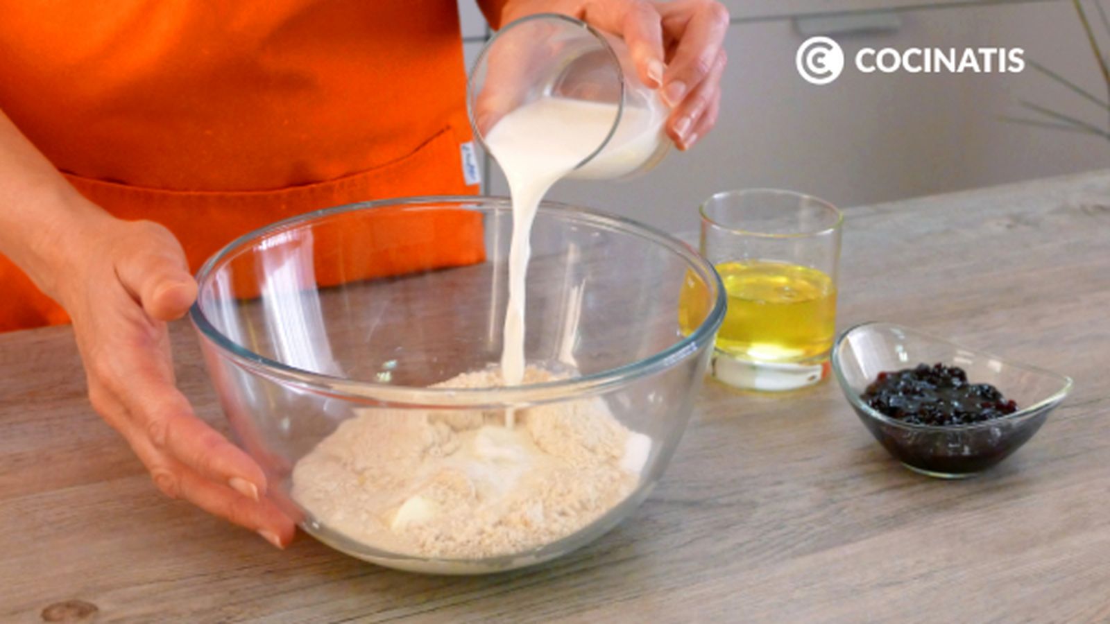 Vierte la leche en un bol con harina de avena Receta de tarta de yogur al microondas paso 1